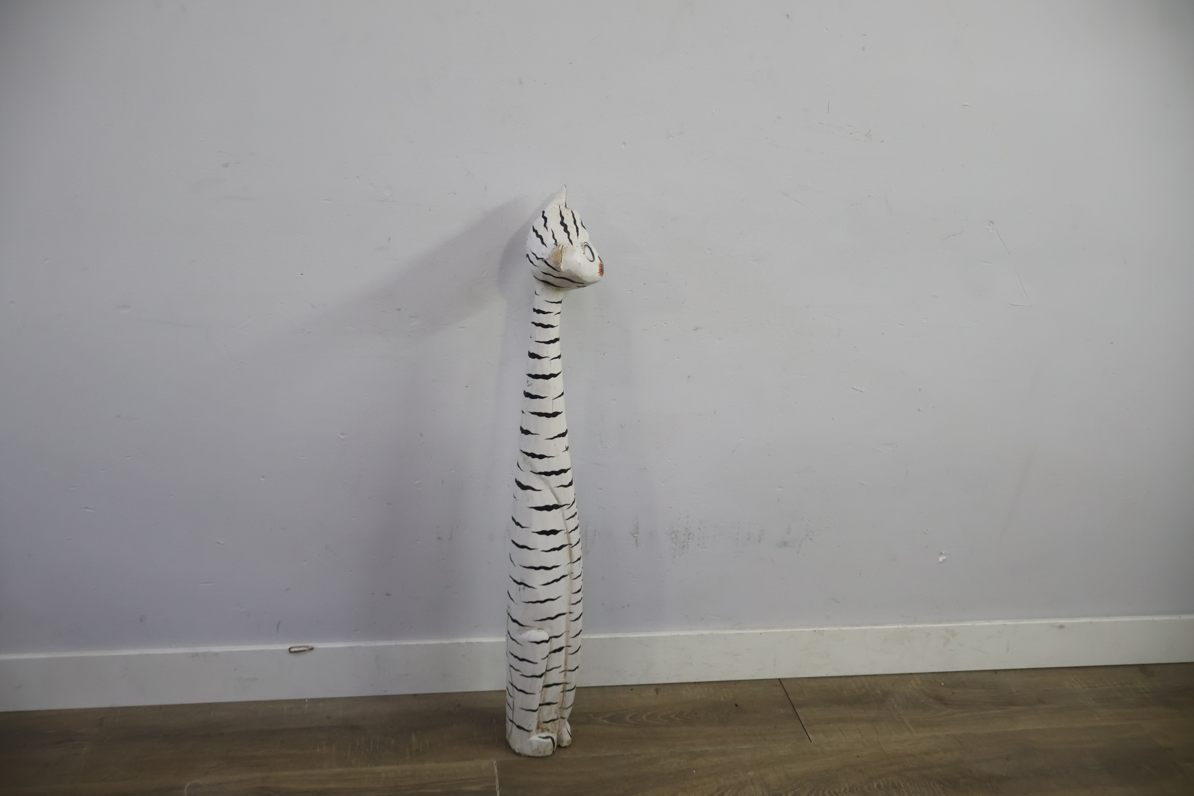Houten langgerekte kattenbeeldje – foto 4 – kavel bij GSD Auctions, Zoeterwoude