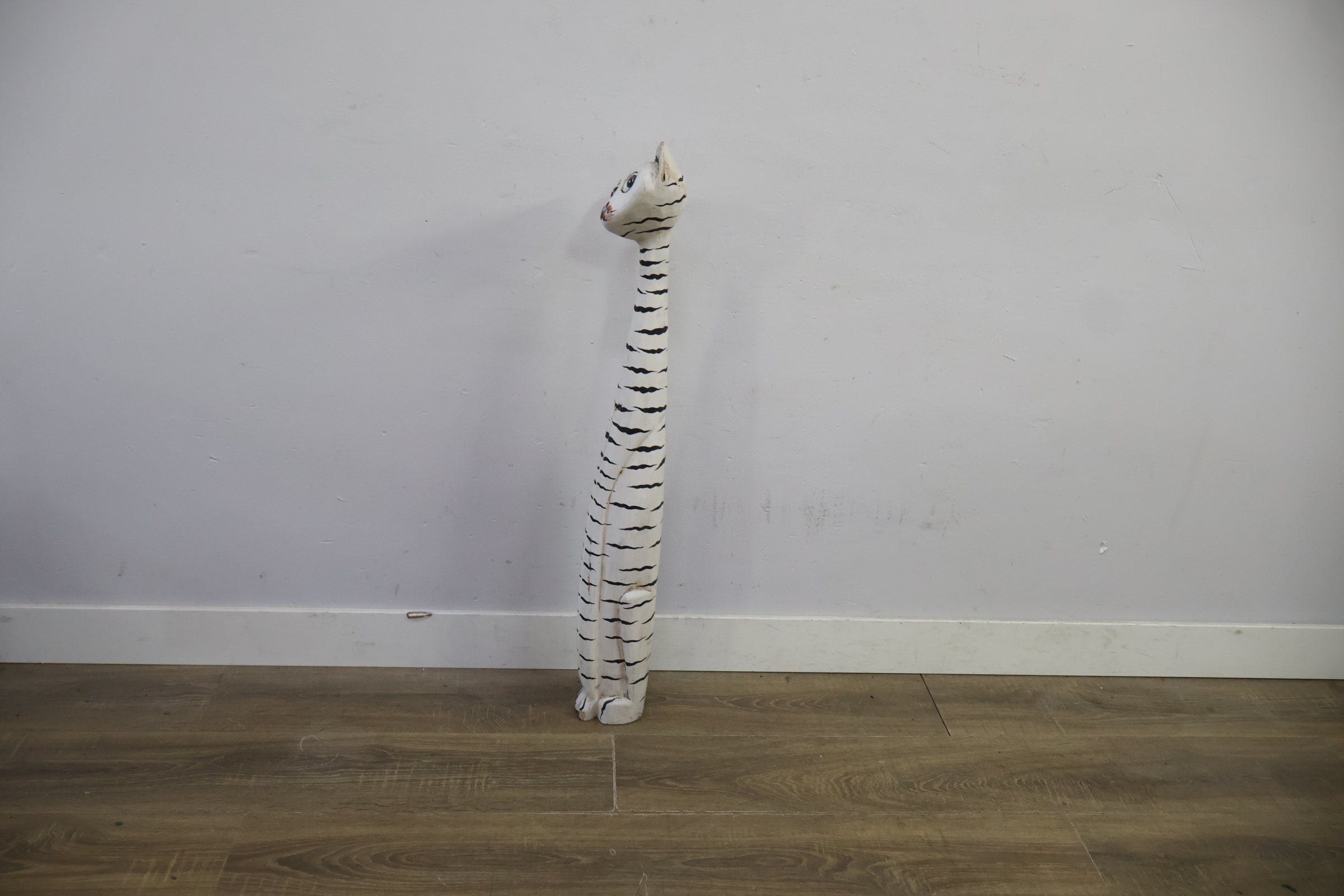 Houten langgerekte kattenbeeldje – foto 7 – kavel bij GSD Auctions, Zoeterwoude