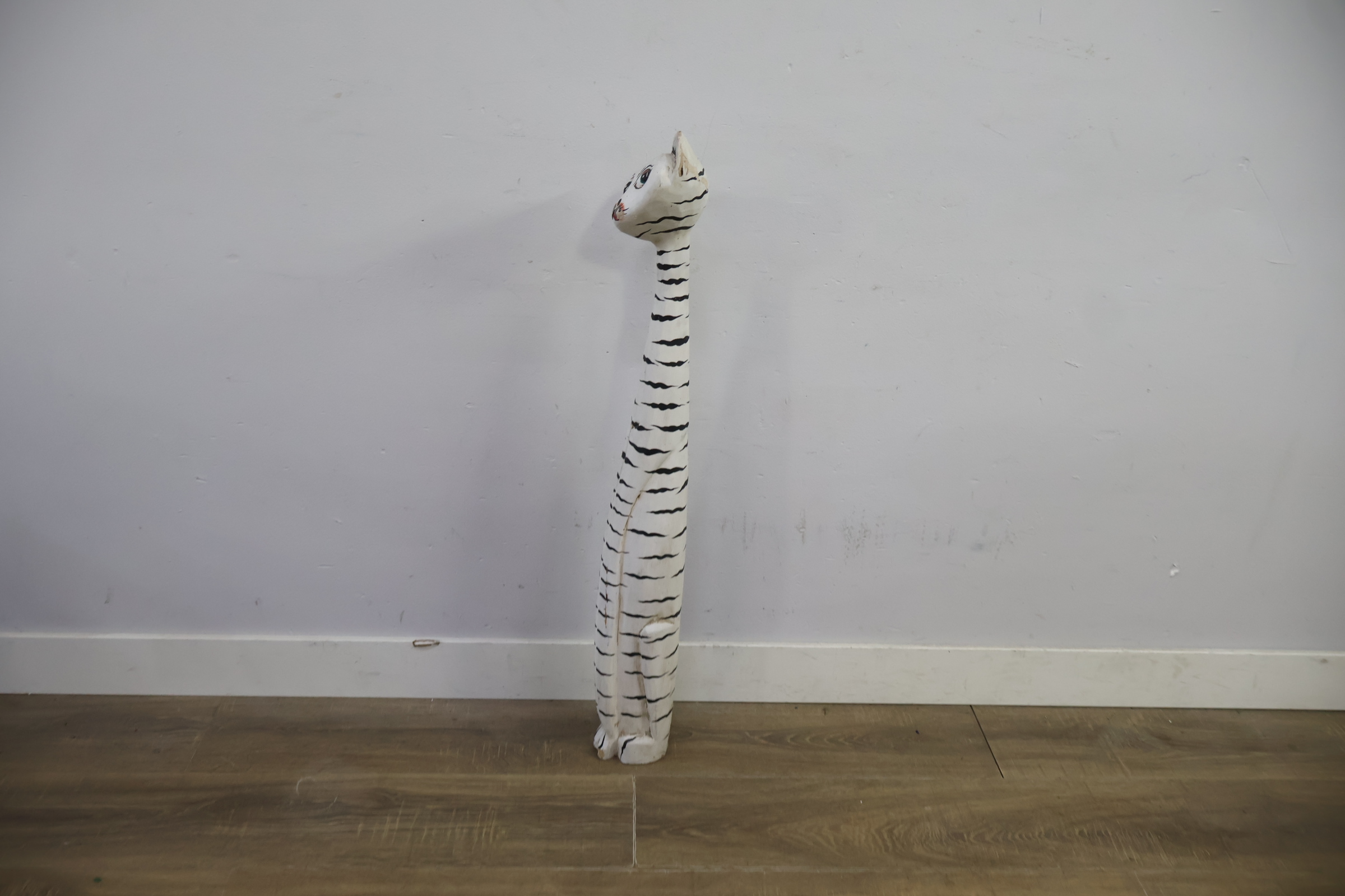 Houten langgerekte kattenbeeldje – foto 8 – kavel bij GSD Auctions, Zoeterwoude