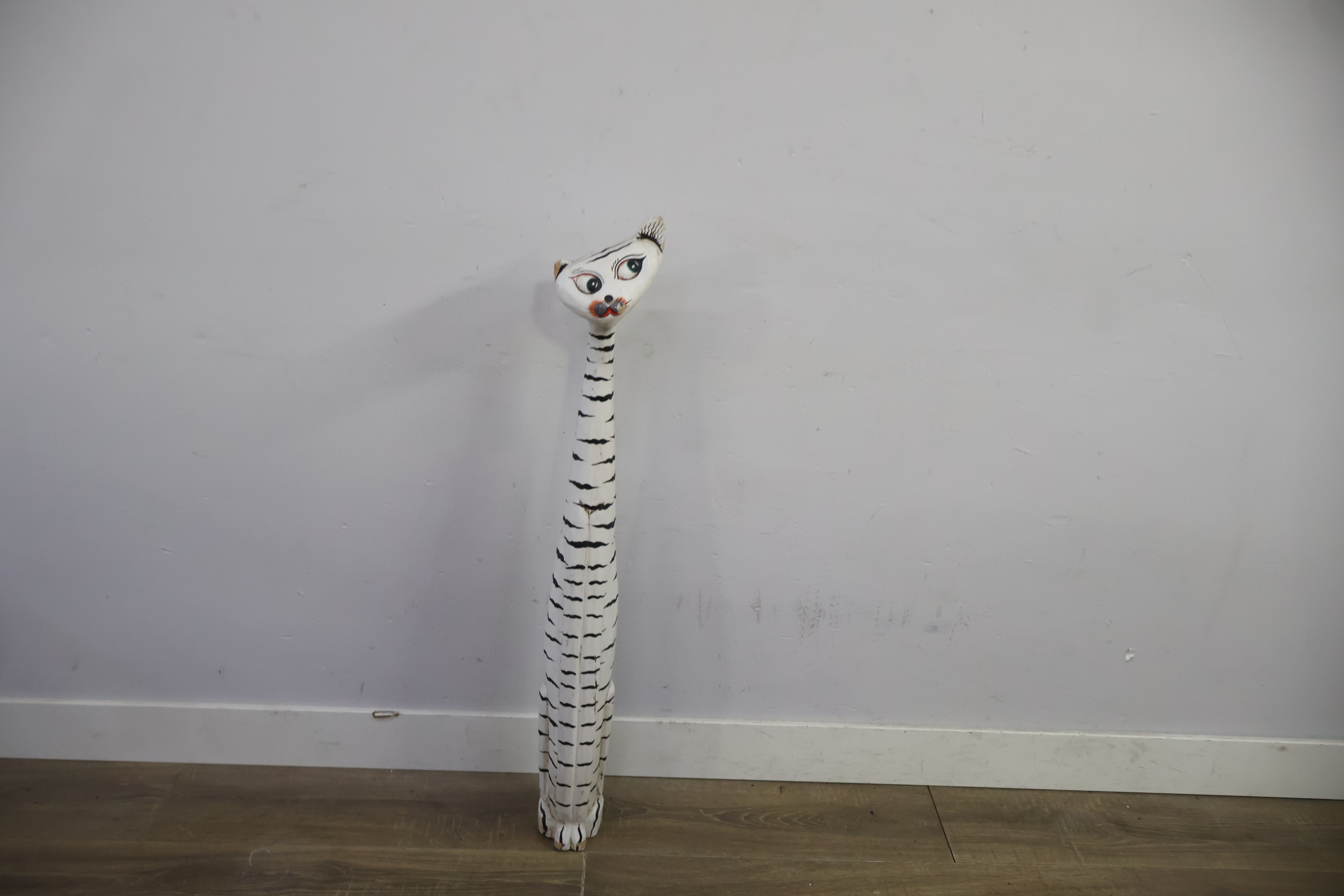 Houten langgerekte kattenbeeldje – foto 10 – kavel bij GSD Auctions, Zoeterwoude