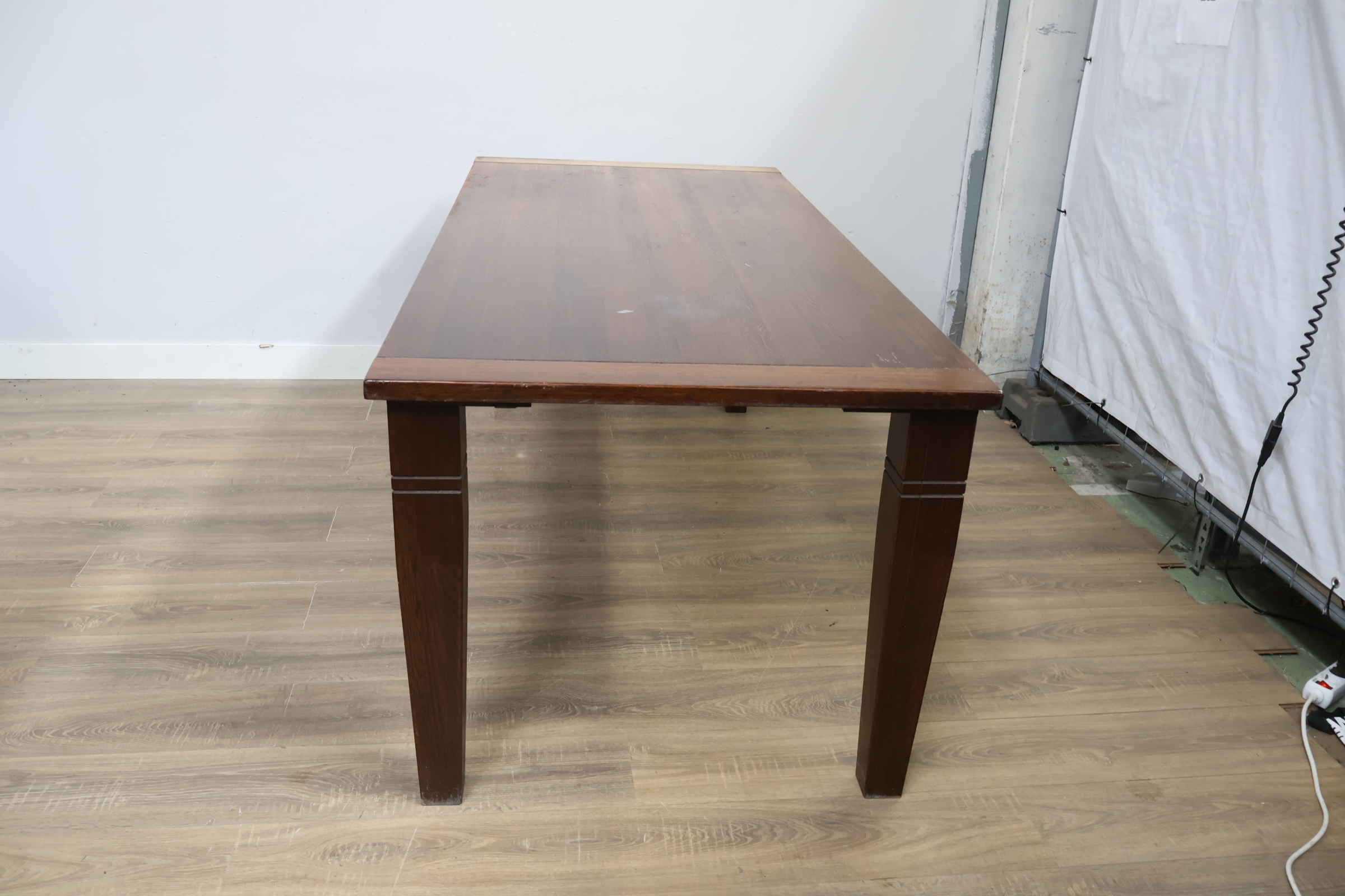 Houten eettafel met taps toelopende poten – foto 3 – kavel bij GSD Auctions, Zoeterwoude