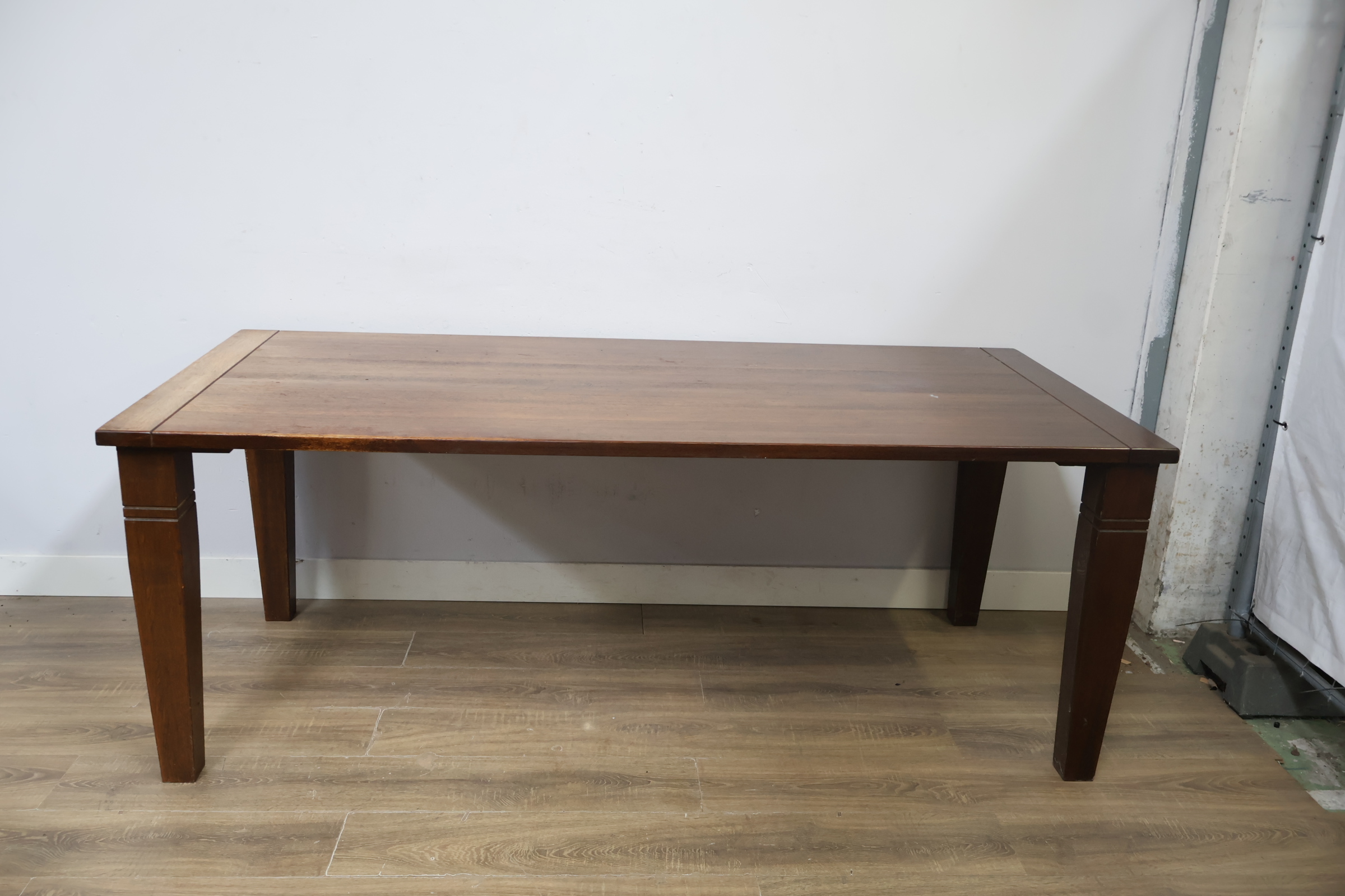 Houten eettafel met taps toelopende poten – foto 5 – kavel bij GSD Auctions, Zoeterwoude