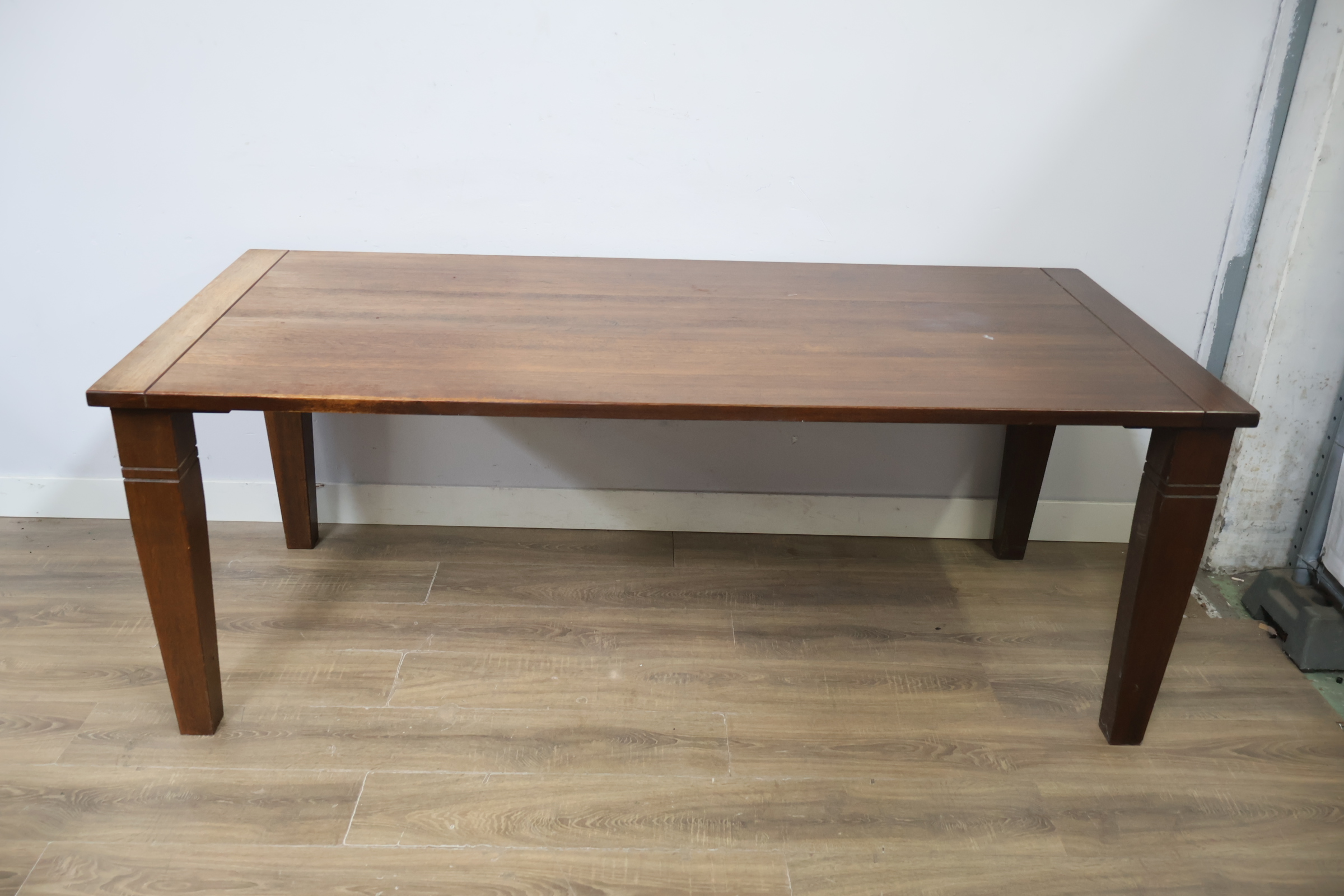 Houten eettafel met taps toelopende poten – foto 6 – kavel bij GSD Auctions, Zoeterwoude