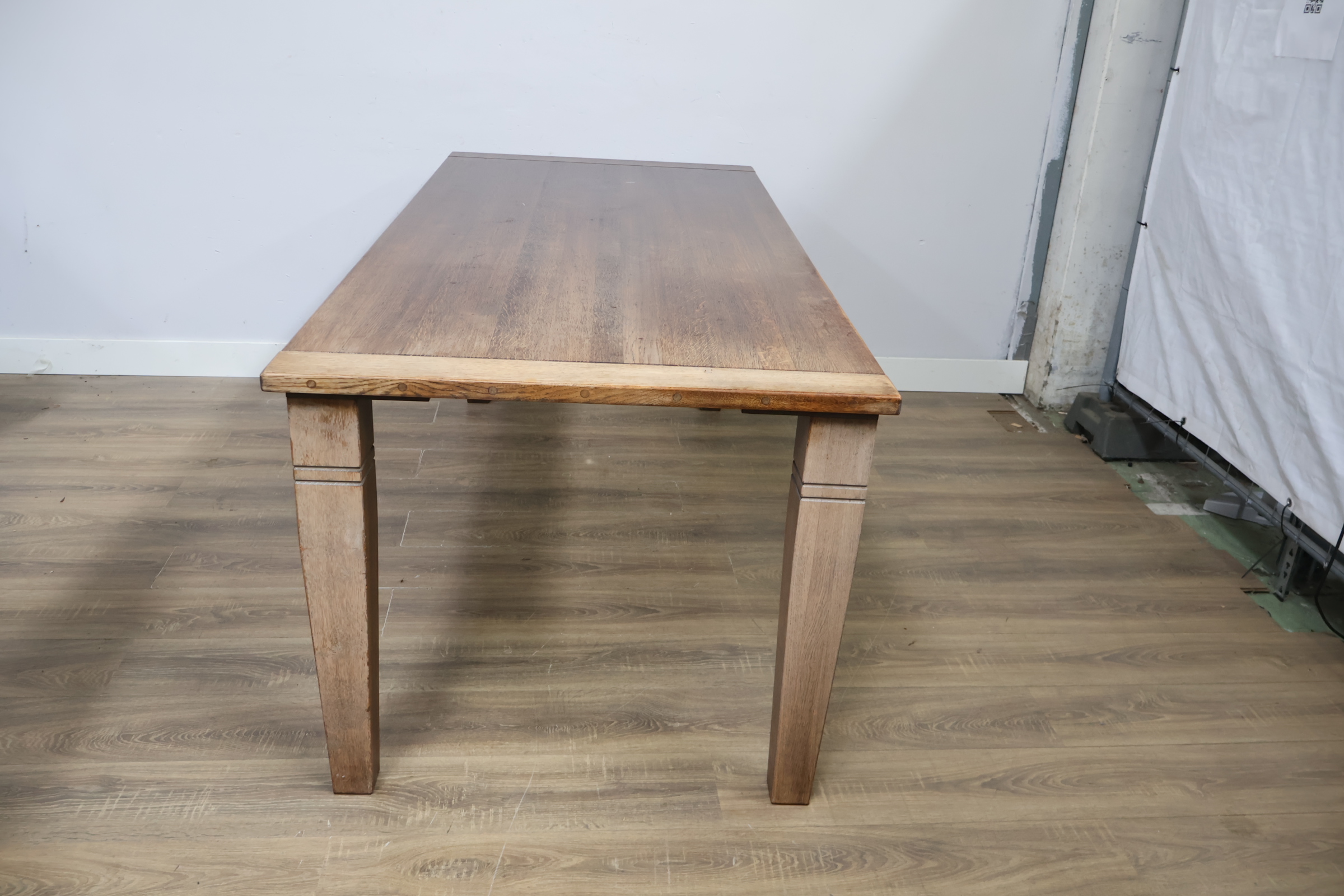Houten eettafel met taps toelopende poten – foto 7 – kavel bij GSD Auctions, Zoeterwoude