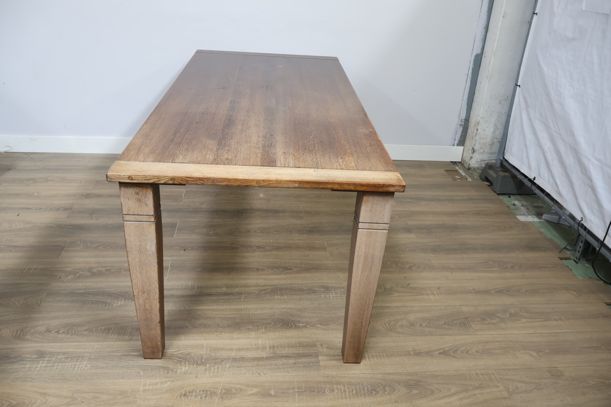 Houten eettafel met taps toelopende poten – foto 8 – kavel bij GSD Auctions, Zoeterwoude