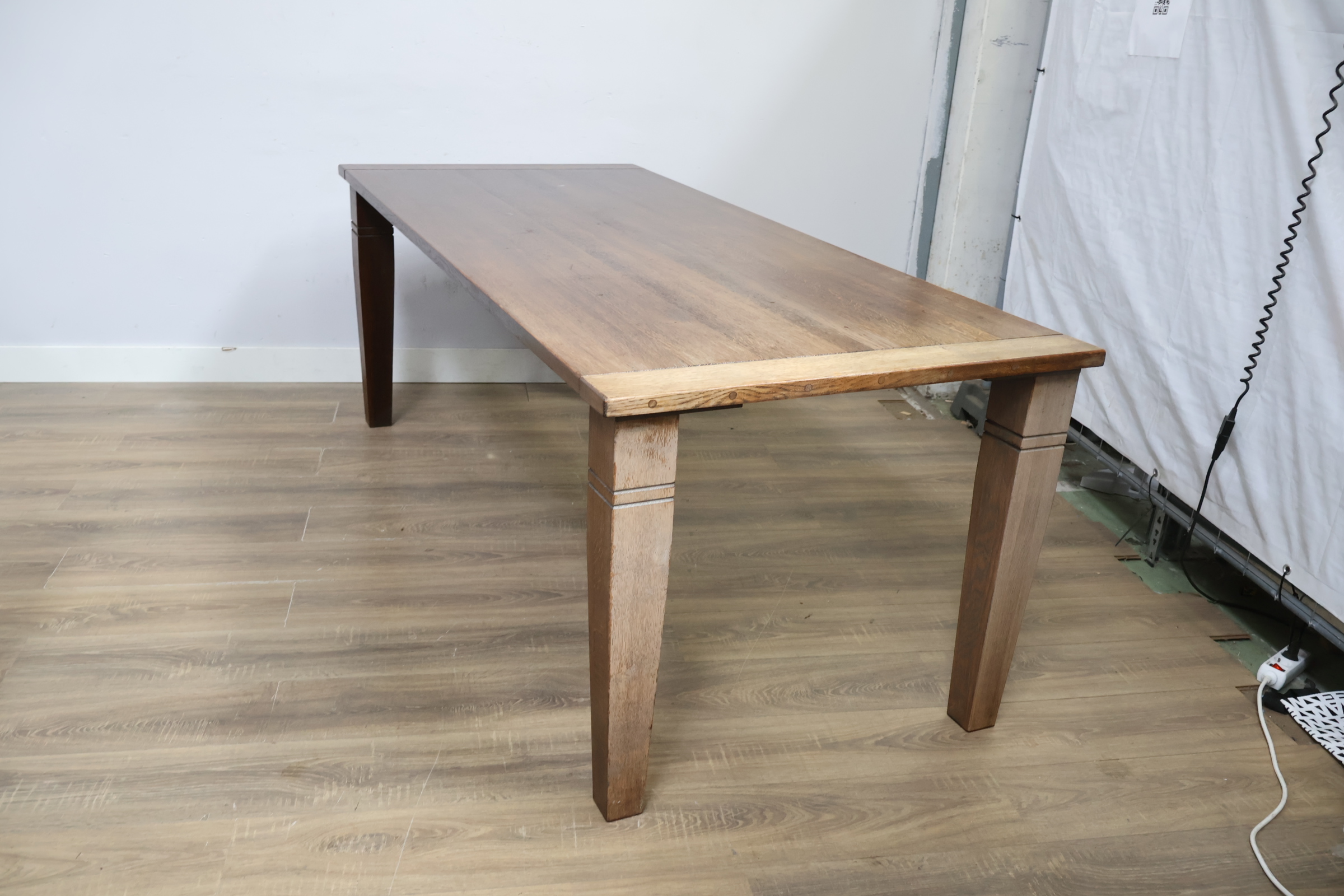 Houten eettafel met taps toelopende poten – foto 9 – kavel bij GSD Auctions, Zoeterwoude