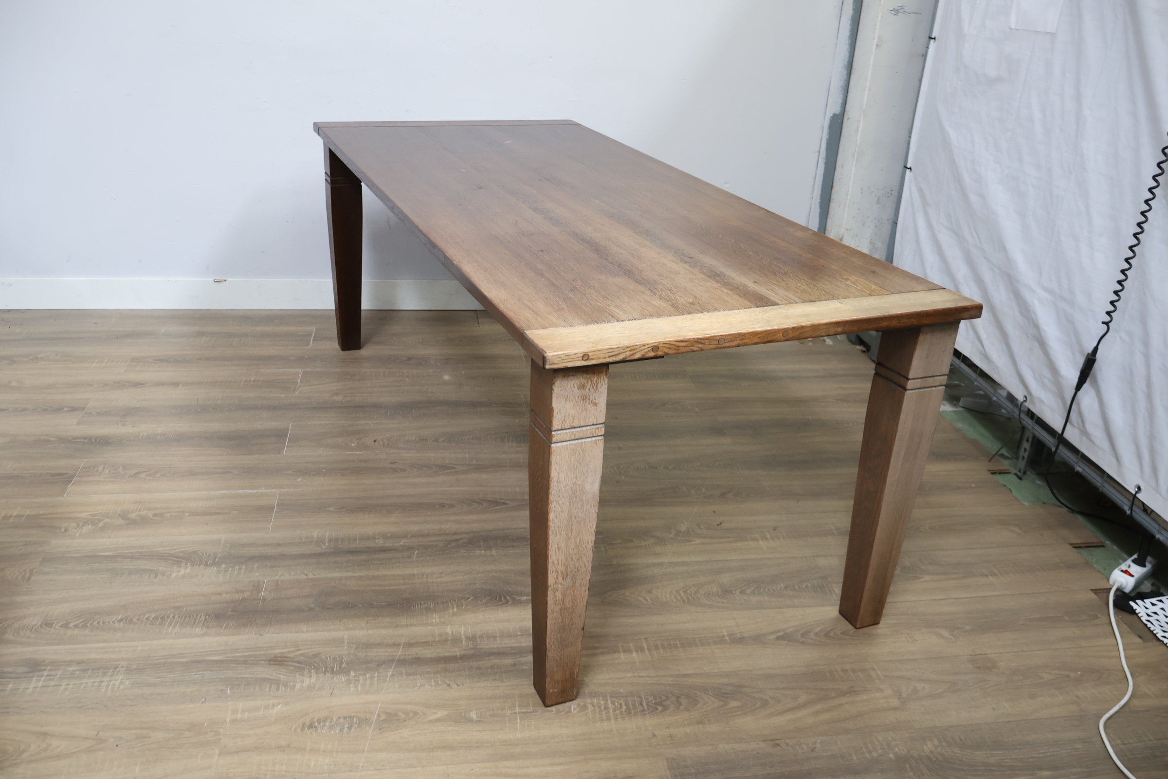 Houten eettafel met taps toelopende poten – foto 10 – kavel bij GSD Auctions, Zoeterwoude
