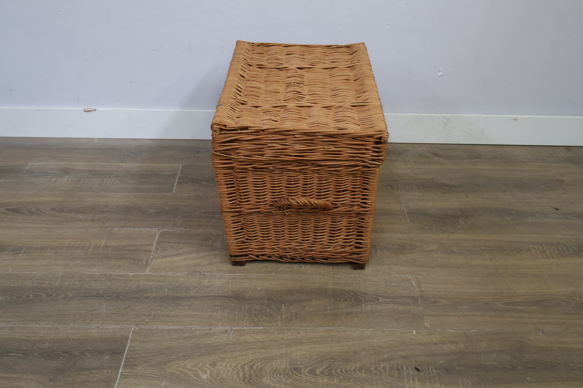 Rieten opbergmand met deksel – foto 3 – kavel bij GSD Auctions, Zoeterwoude
