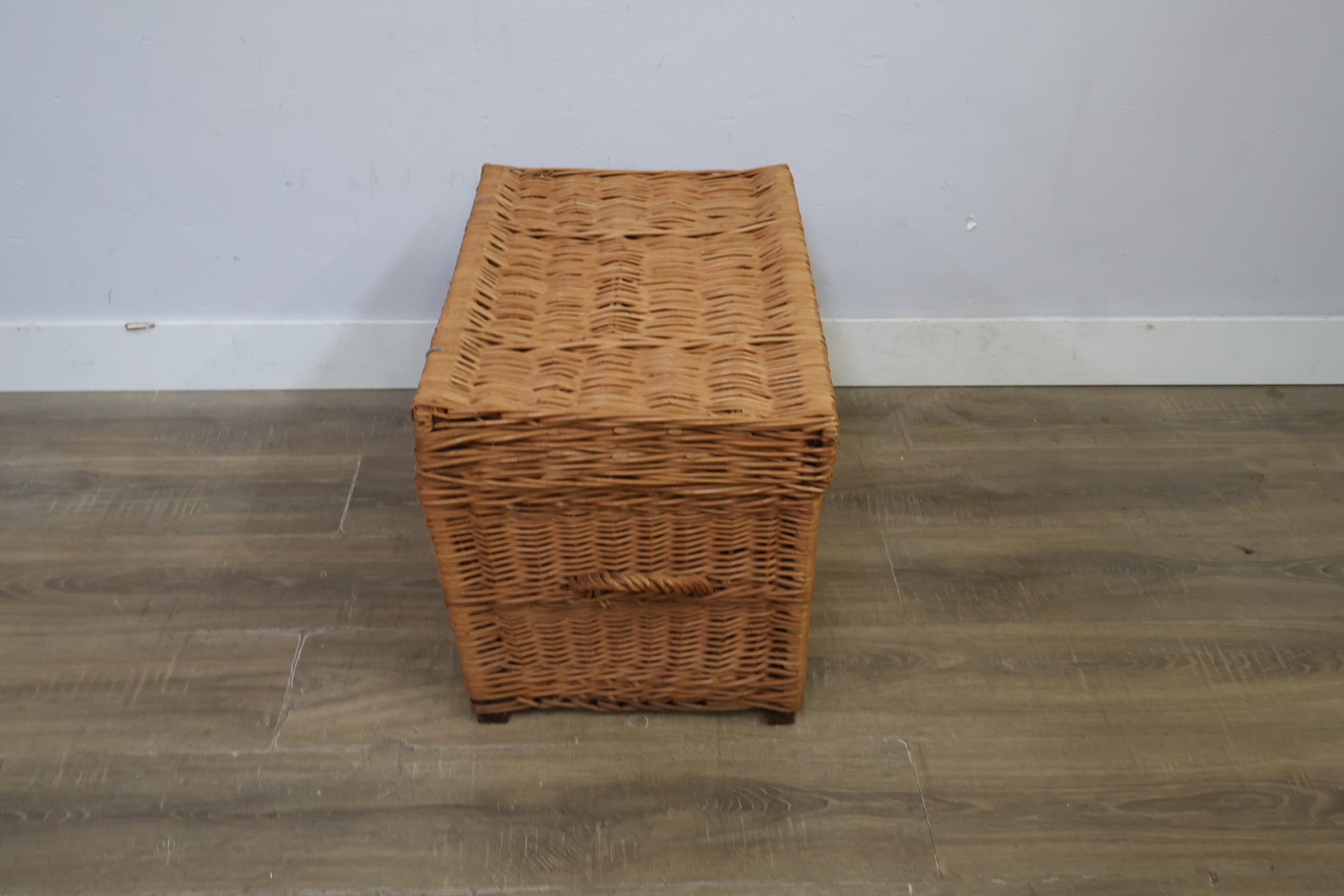 Rieten opbergmand met deksel – foto 4 – kavel bij GSD Auctions, Zoeterwoude