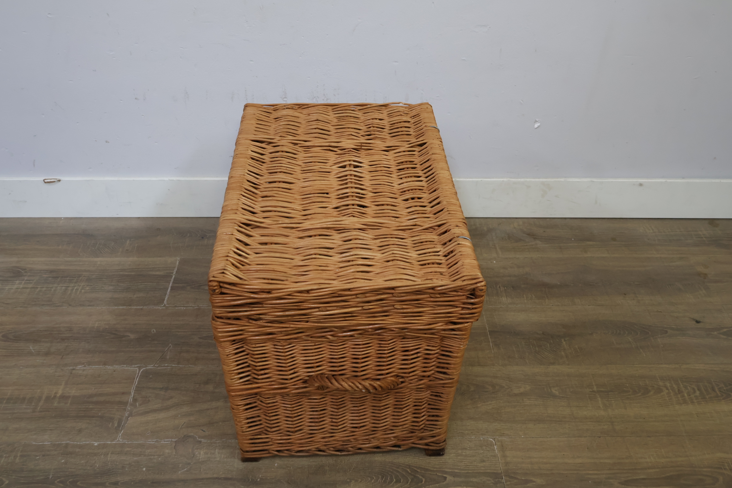Rieten opbergmand met deksel – foto 8 – kavel bij GSD Auctions, Zoeterwoude