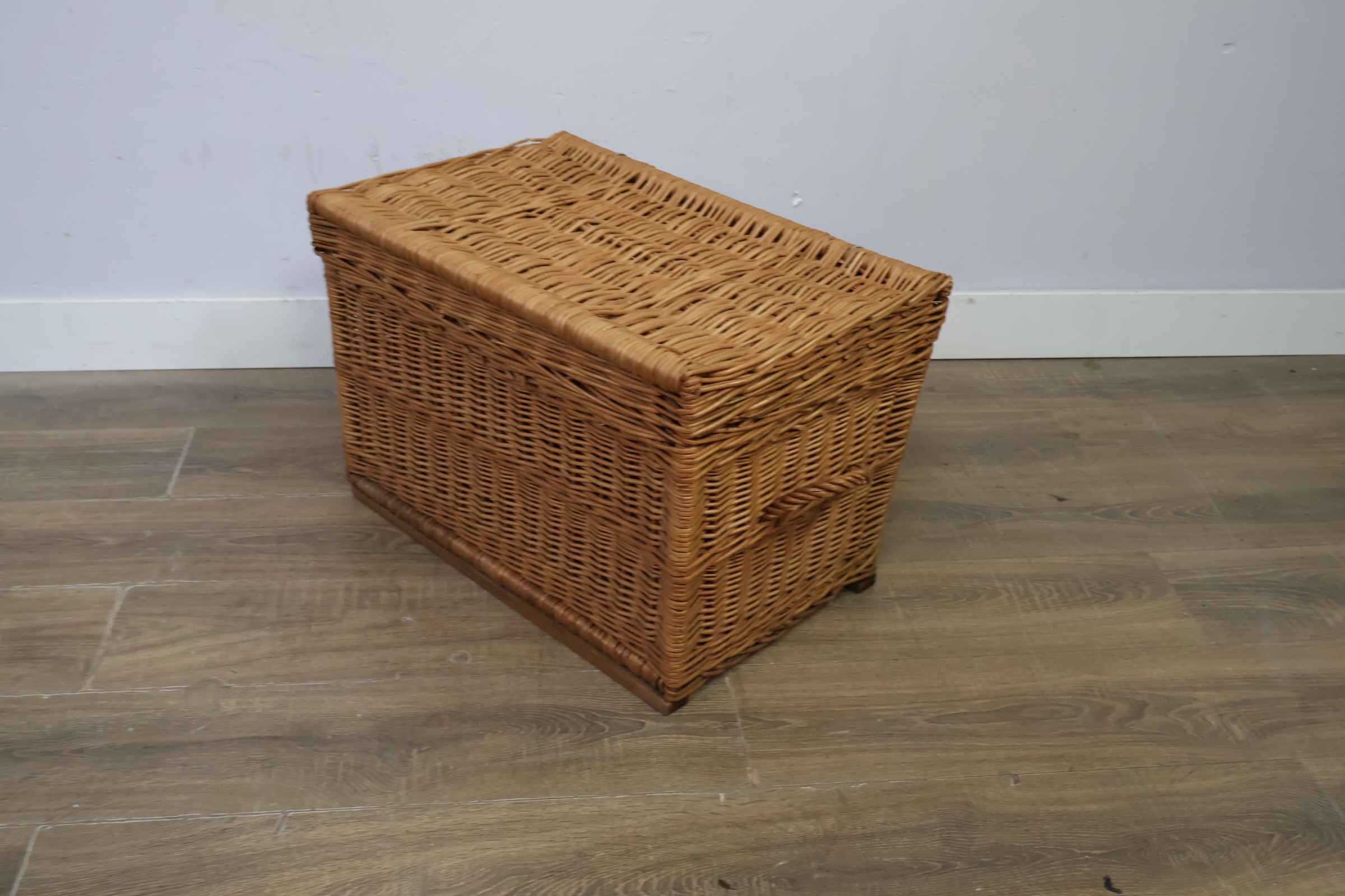 Rieten opbergmand met deksel – foto 9 – kavel bij GSD Auctions, Zoeterwoude