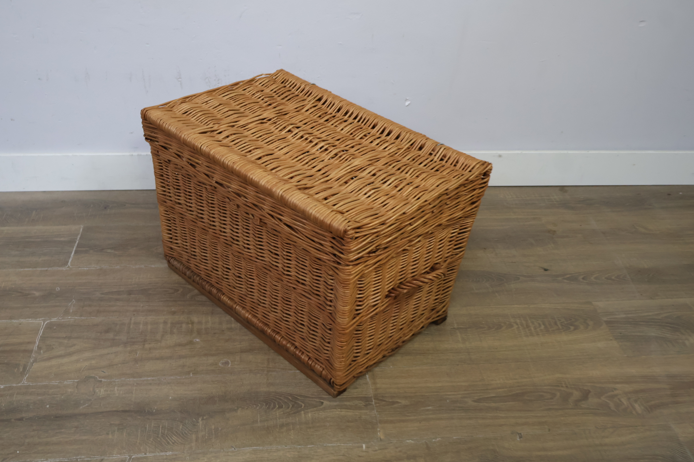 Rieten opbergmand met deksel – foto 10 – kavel bij GSD Auctions, Zoeterwoude