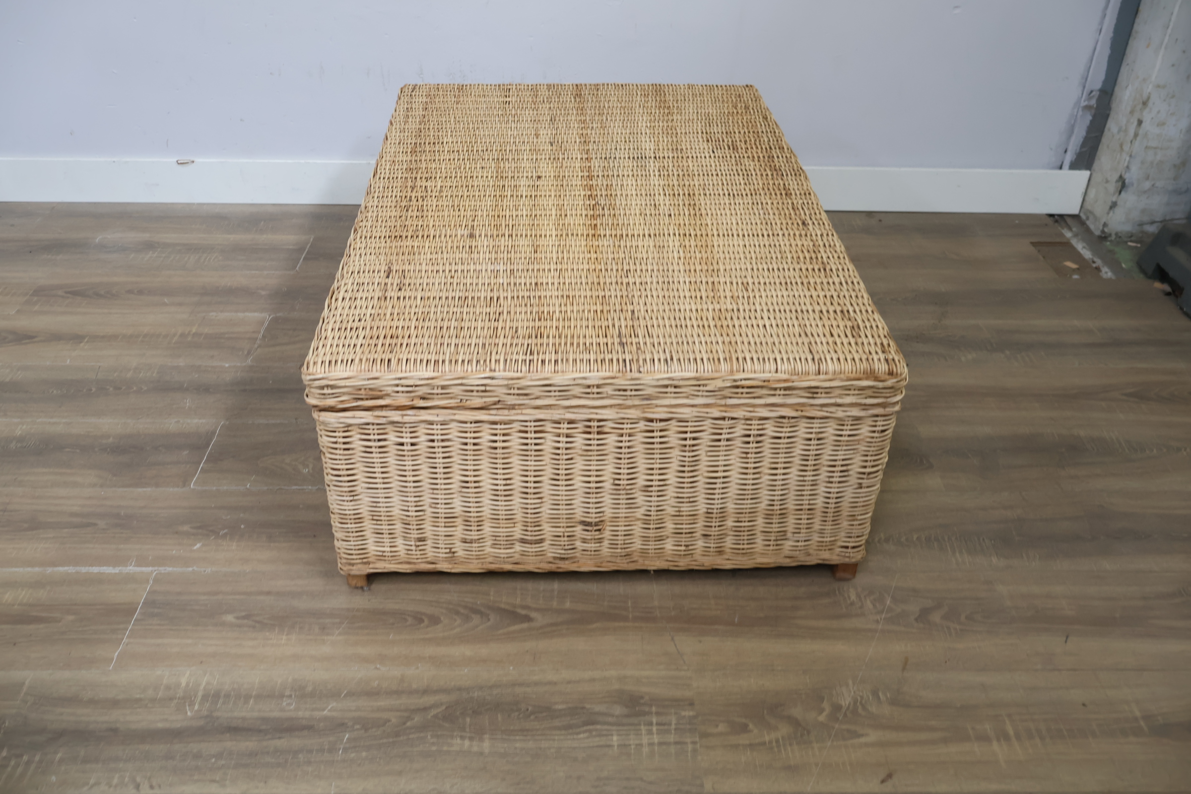 Rotan opbergkist met deksel – foto 8 – kavel bij GSD Auctions, Zoeterwoude