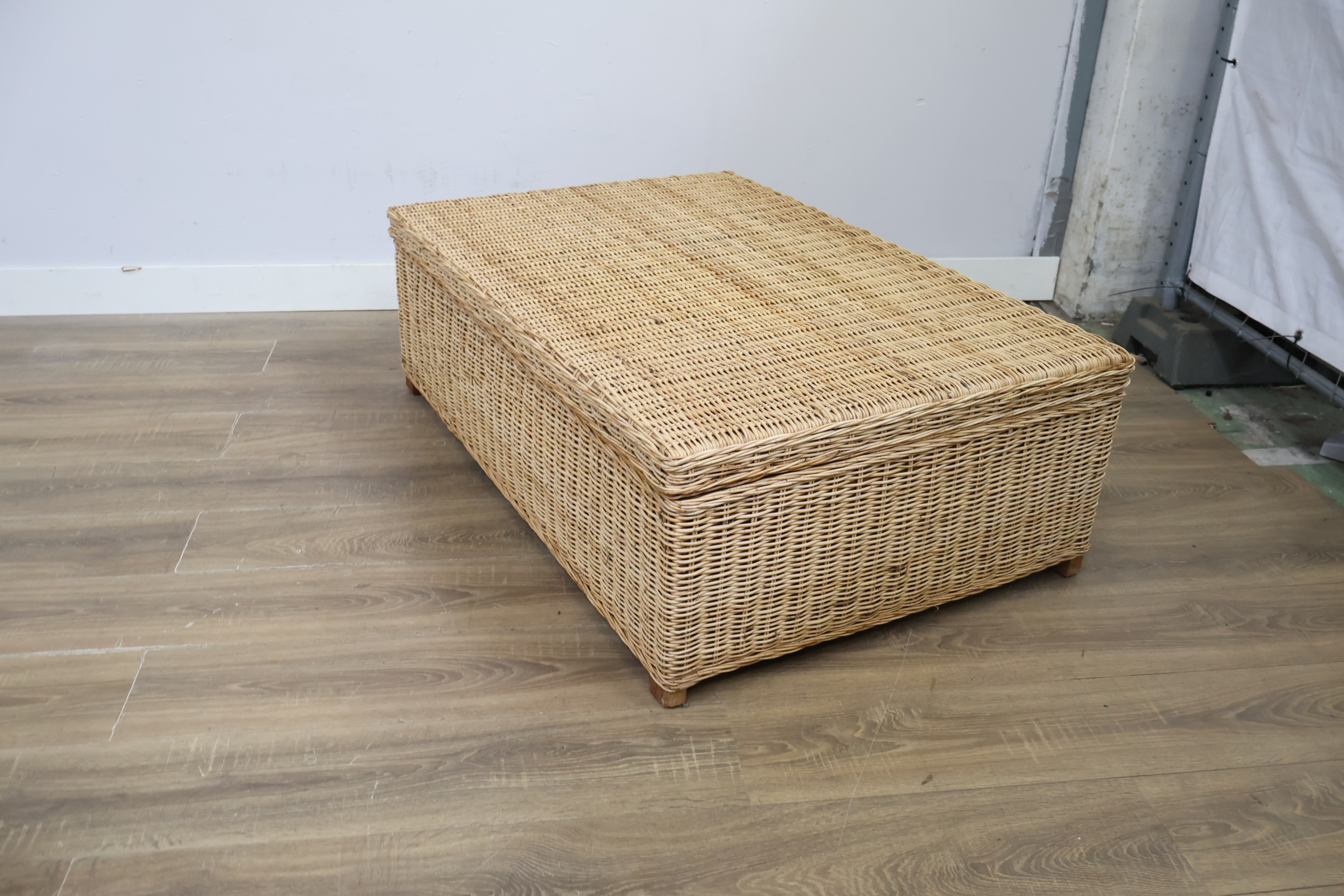 Rotan opbergkist met deksel – foto 9 – kavel bij GSD Auctions, Zoeterwoude