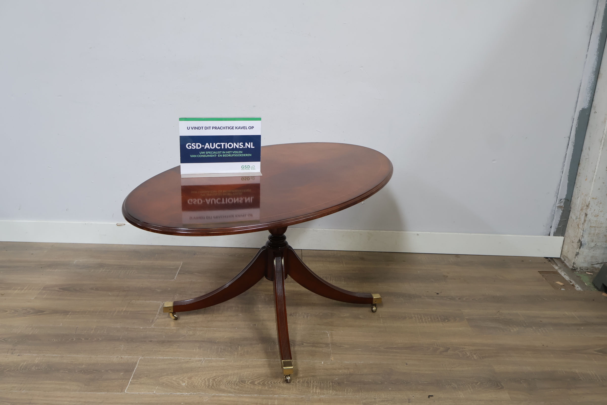 Ovale houten bijzettafel met poot op wieltjes – foto 2 – kavel bij GSD Auctions, Zoeterwoude