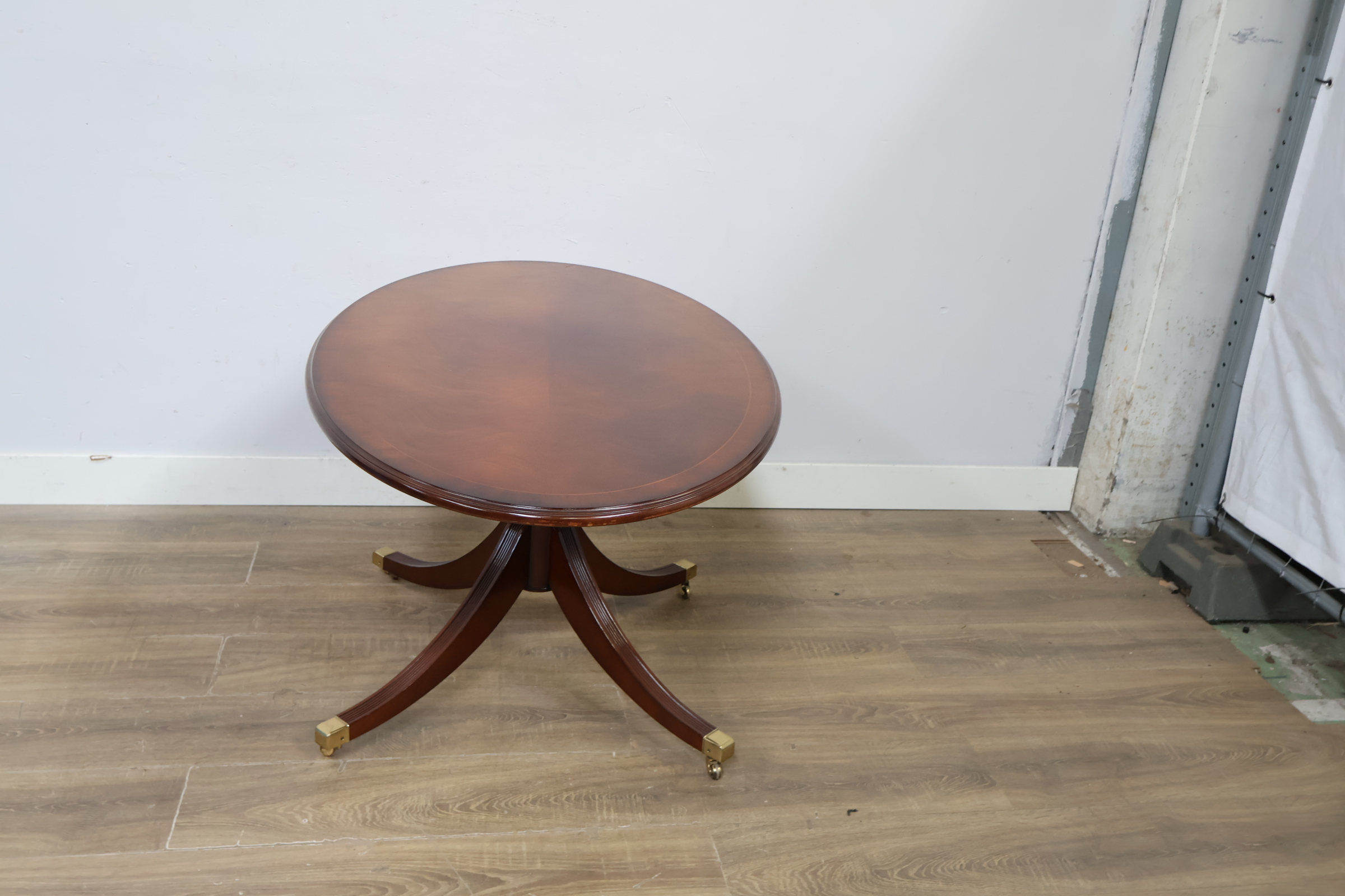 Ovale houten bijzettafel met poot op wieltjes – foto 3 – kavel bij GSD Auctions, Zoeterwoude