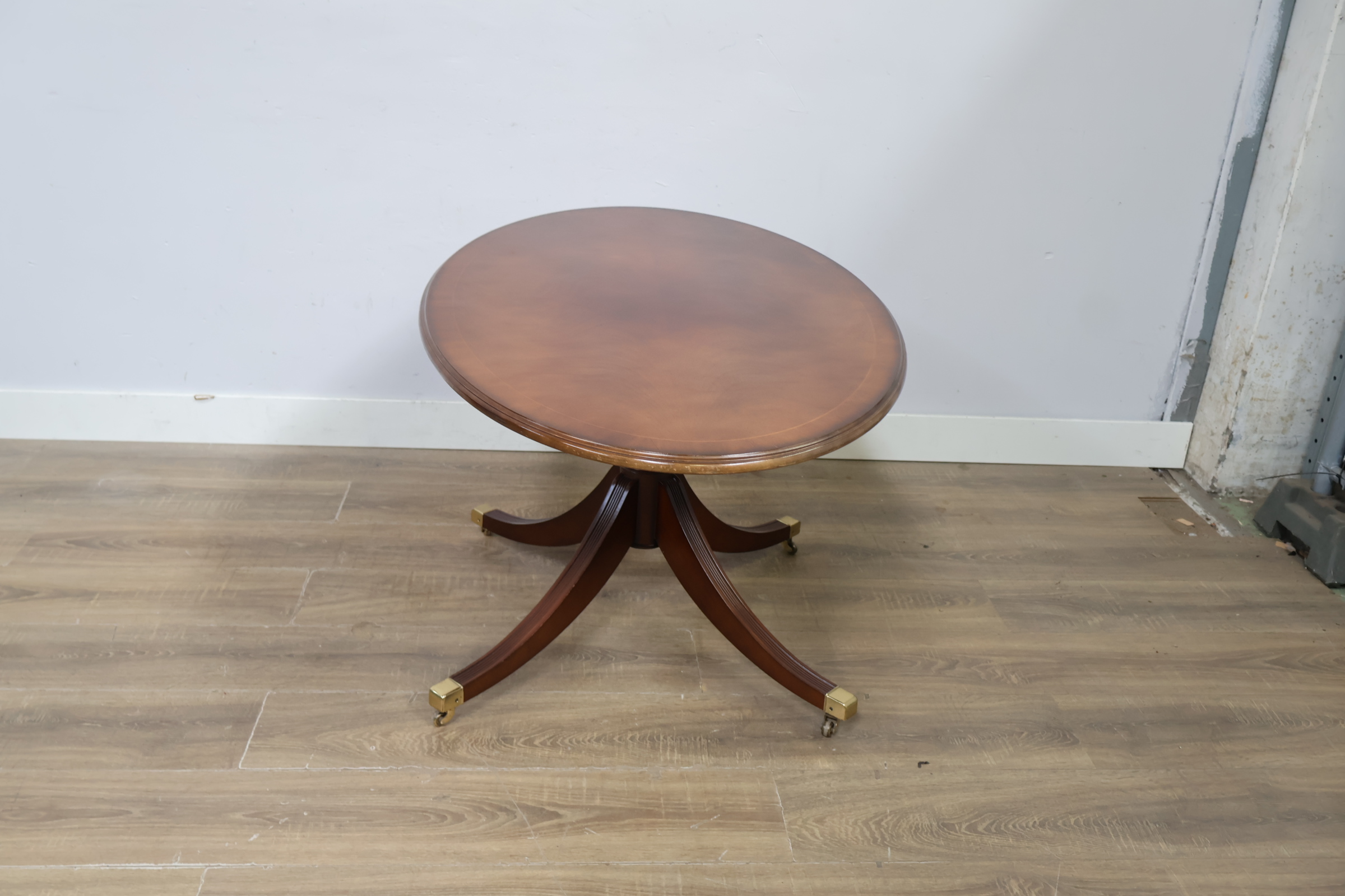 Ovale houten bijzettafel met poot op wieltjes – foto 7 – kavel bij GSD Auctions, Zoeterwoude