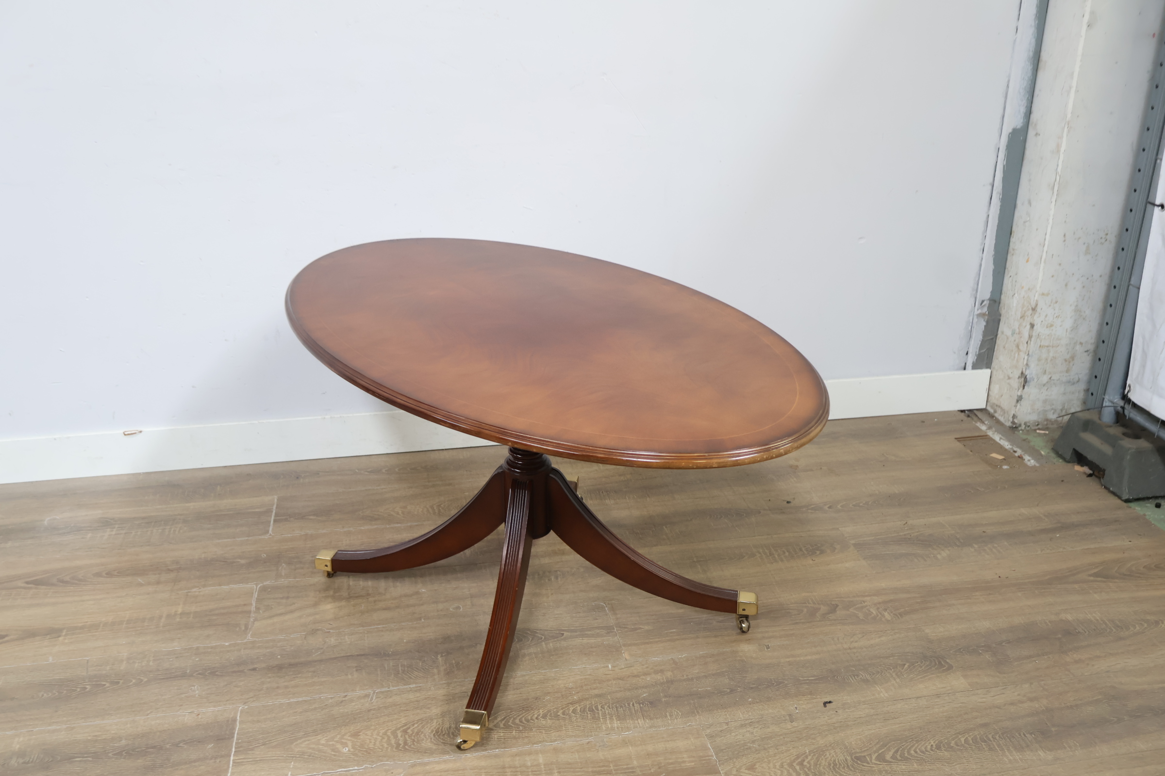 Ovale houten bijzettafel met poot op wieltjes – foto 10 – kavel bij GSD Auctions, Zoeterwoude