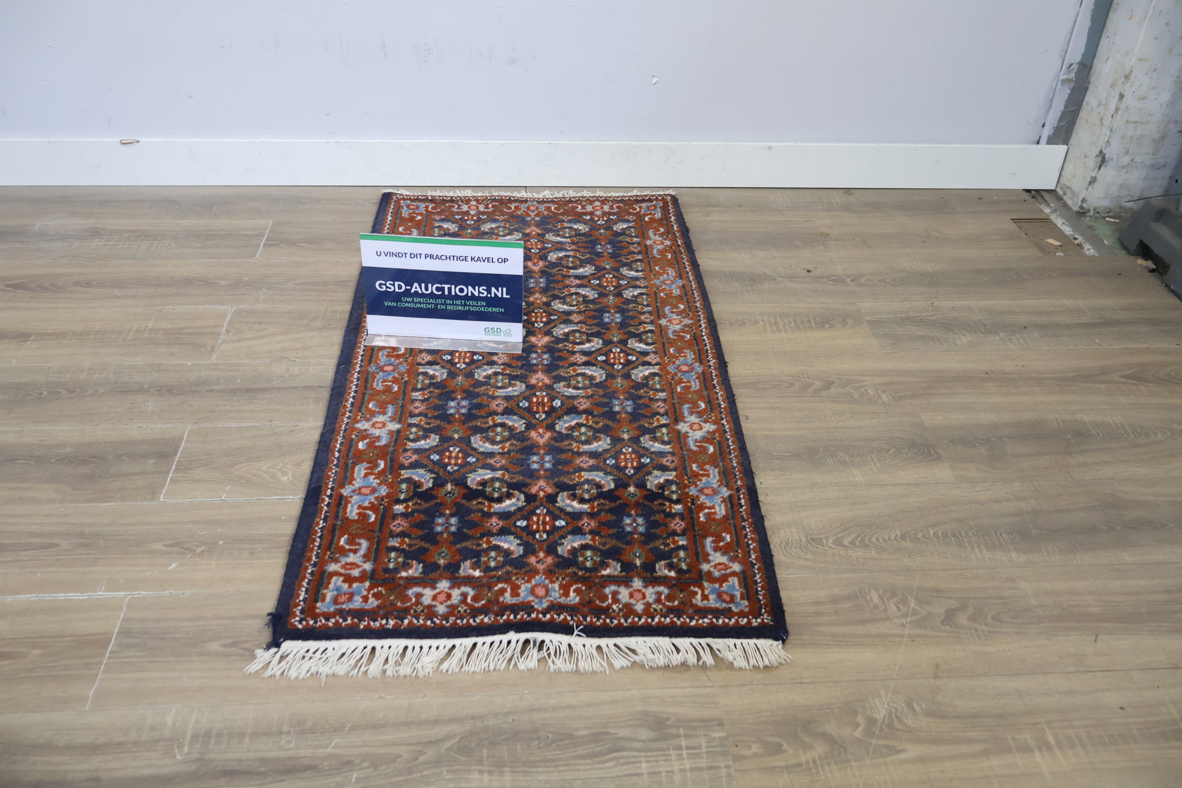 Handgeknoopt tapijt met franjes – foto 2 – kavel bij GSD Auctions, Zoeterwoude
