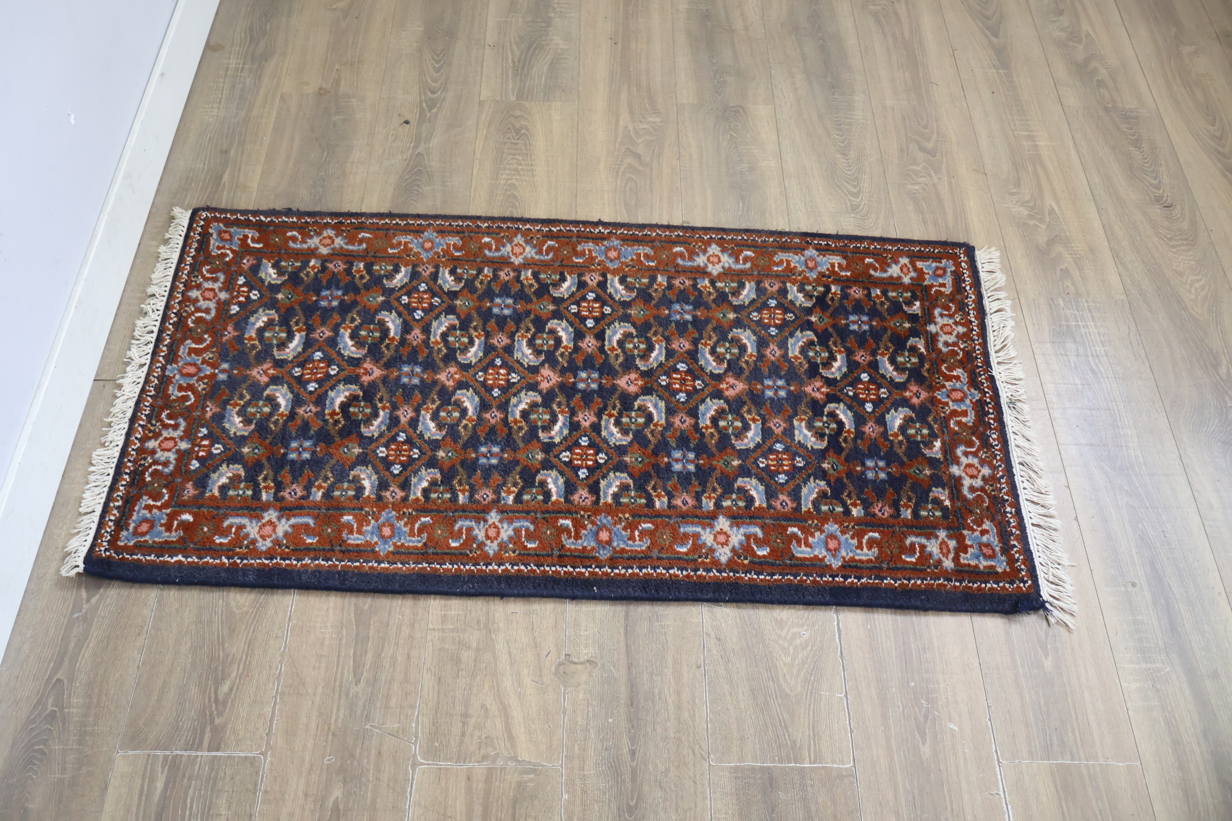 Handgeknoopt tapijt met franjes – foto 3 – kavel bij GSD Auctions, Zoeterwoude