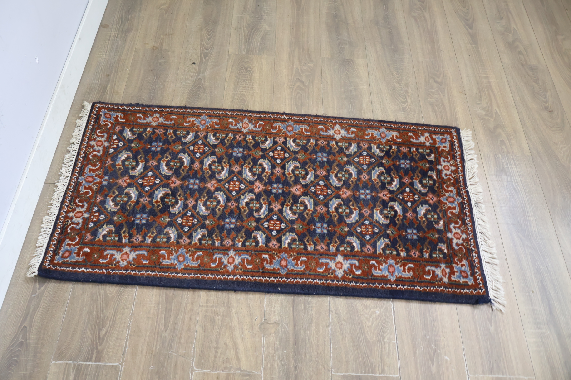 Handgeknoopt tapijt met franjes – foto 4 – kavel bij GSD Auctions, Zoeterwoude