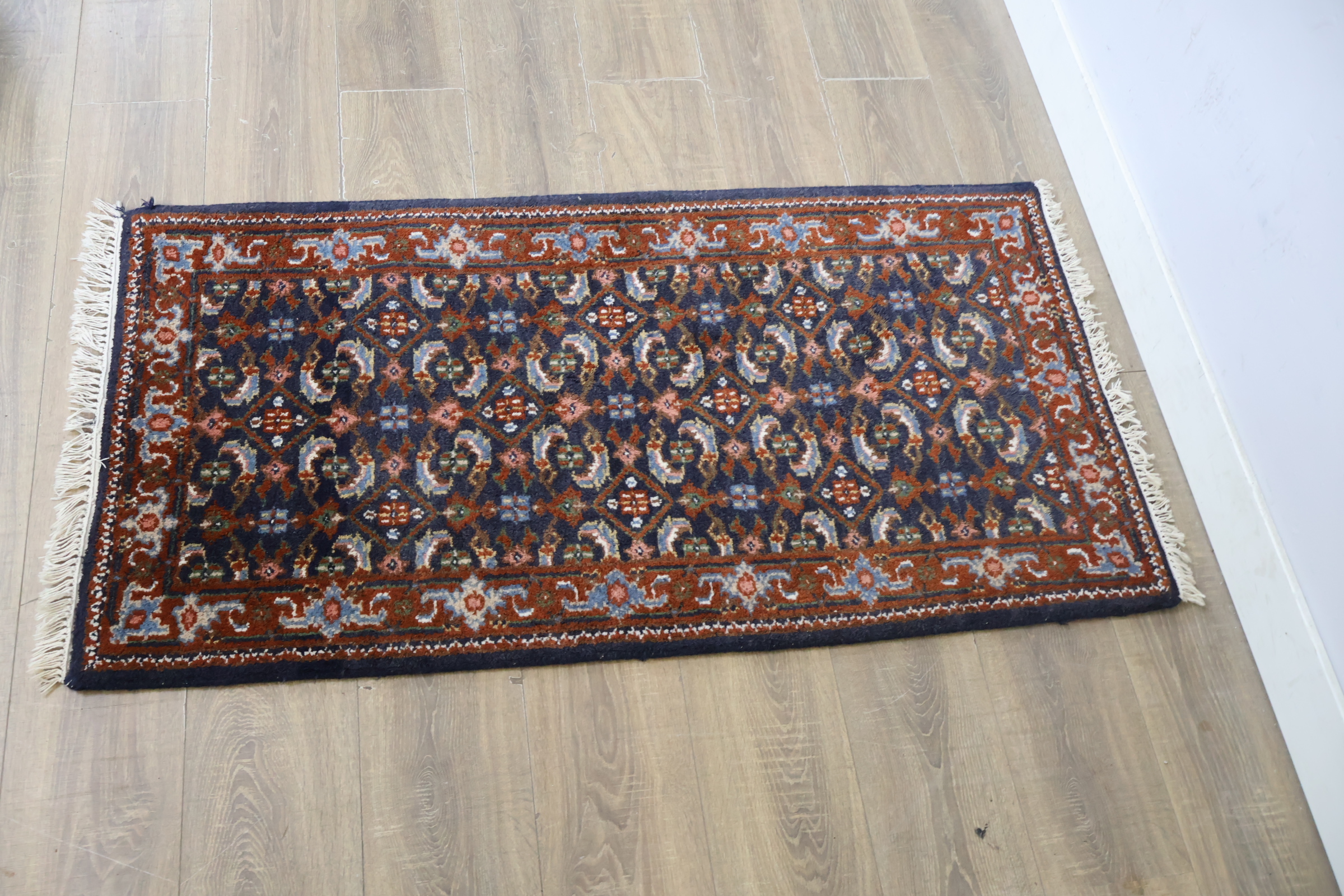 Handgeknoopt tapijt met franjes – foto 5 – kavel bij GSD Auctions, Zoeterwoude