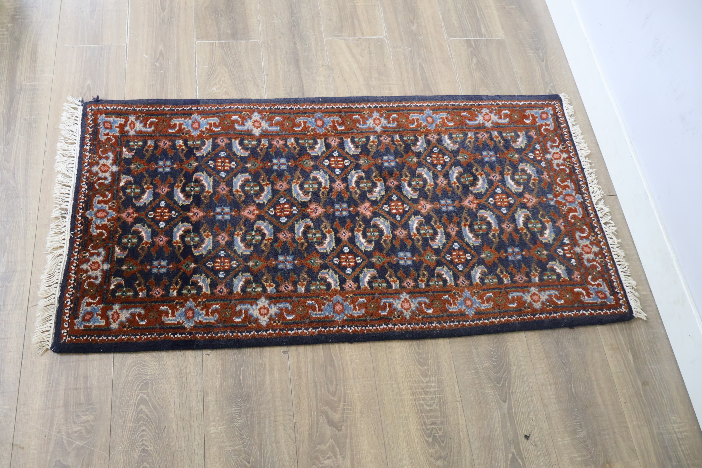 Handgeknoopt tapijt met franjes – foto 6 – kavel bij GSD Auctions, Zoeterwoude