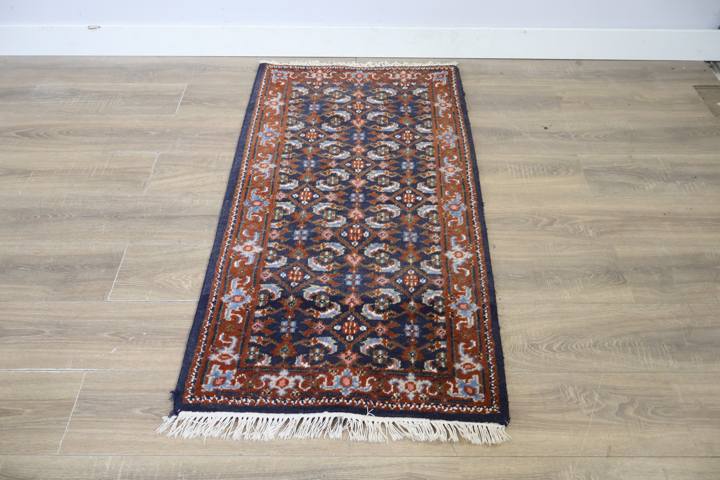 Handgeknoopt tapijt met franjes – foto 7 – kavel bij GSD Auctions, Zoeterwoude