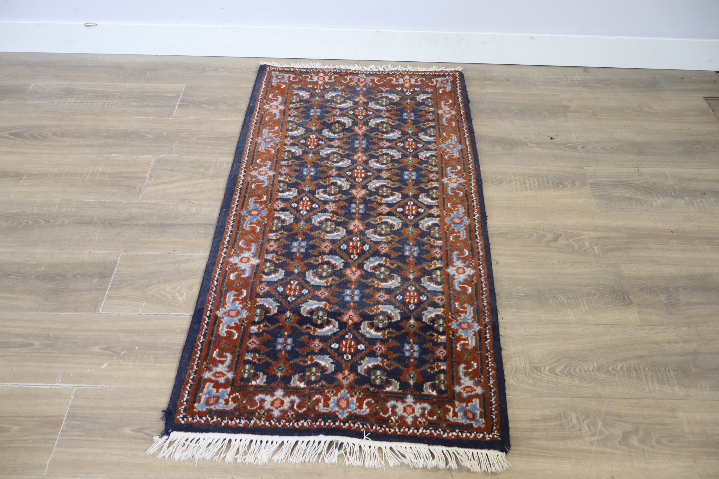 Handgeknoopt tapijt met franjes – foto 8 – kavel bij GSD Auctions, Zoeterwoude
