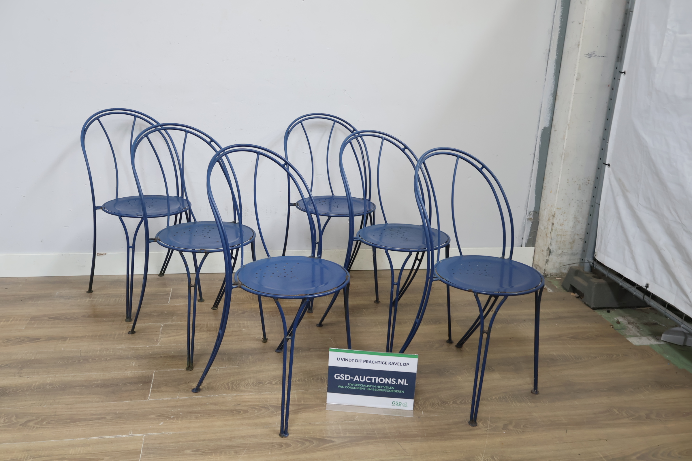 Set van 6 blauwe metalen stoelen – foto 2 – kavel bij GSD Auctions, Zoeterwoude