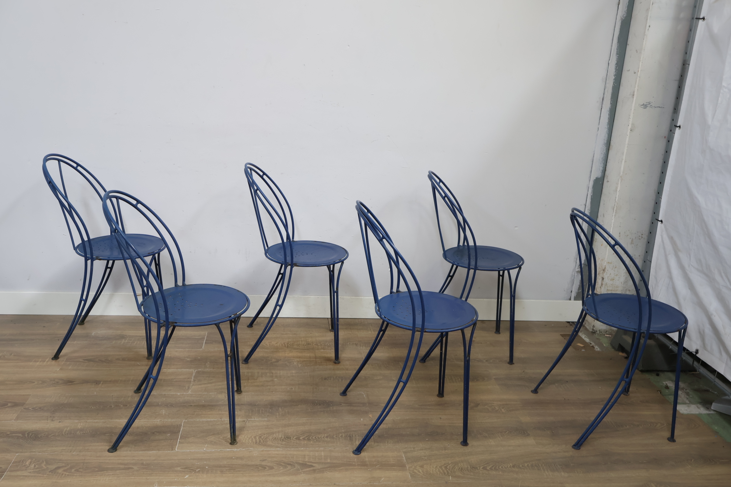 Set van 6 blauwe metalen stoelen – foto 3 – kavel bij GSD Auctions, Zoeterwoude