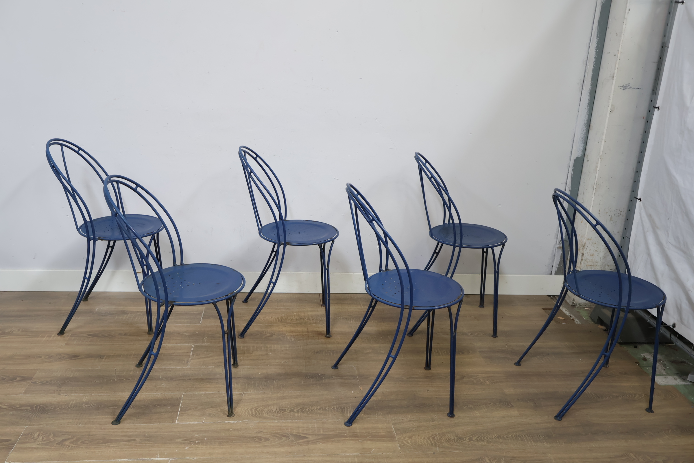 Set van 6 blauwe metalen stoelen – foto 4 – kavel bij GSD Auctions, Zoeterwoude