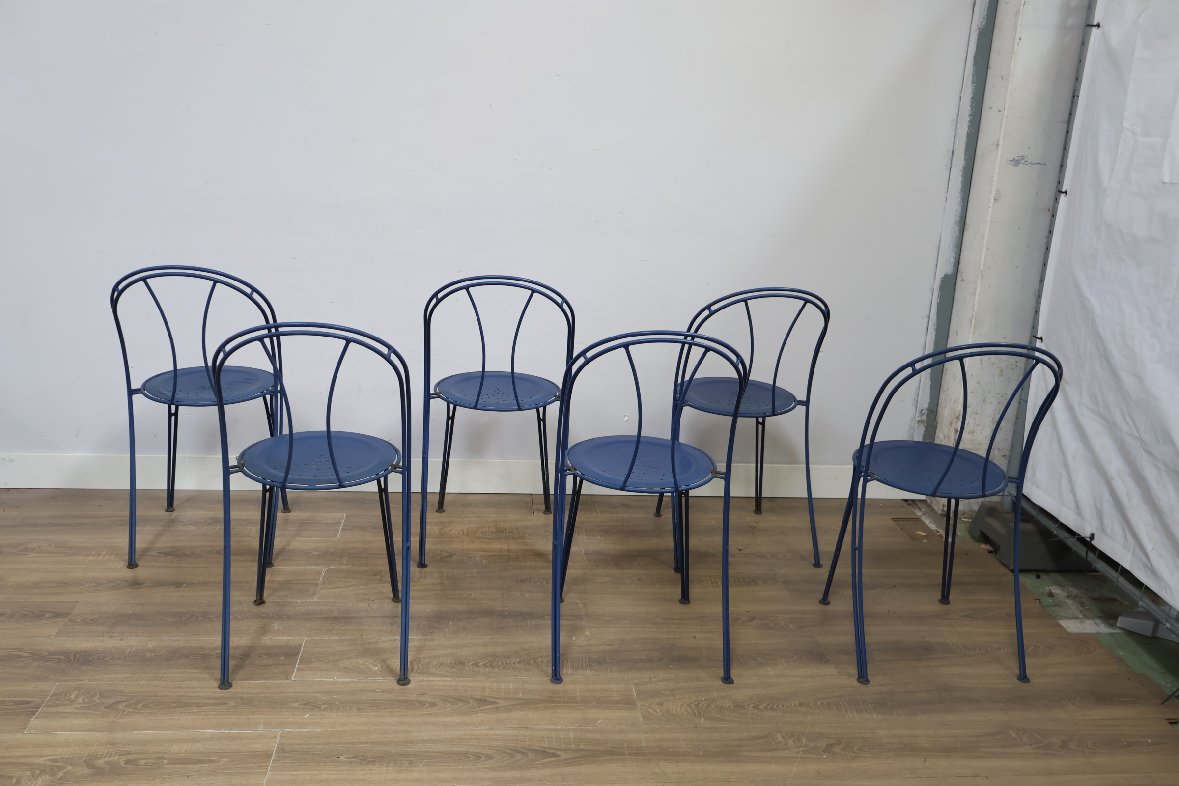 Set van 6 blauwe metalen stoelen – foto 5 – kavel bij GSD Auctions, Zoeterwoude