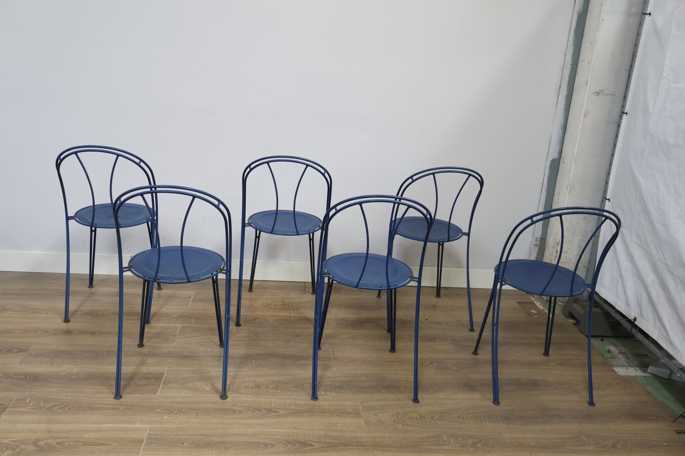 Set van 6 blauwe metalen stoelen – foto 6 – kavel bij GSD Auctions, Zoeterwoude