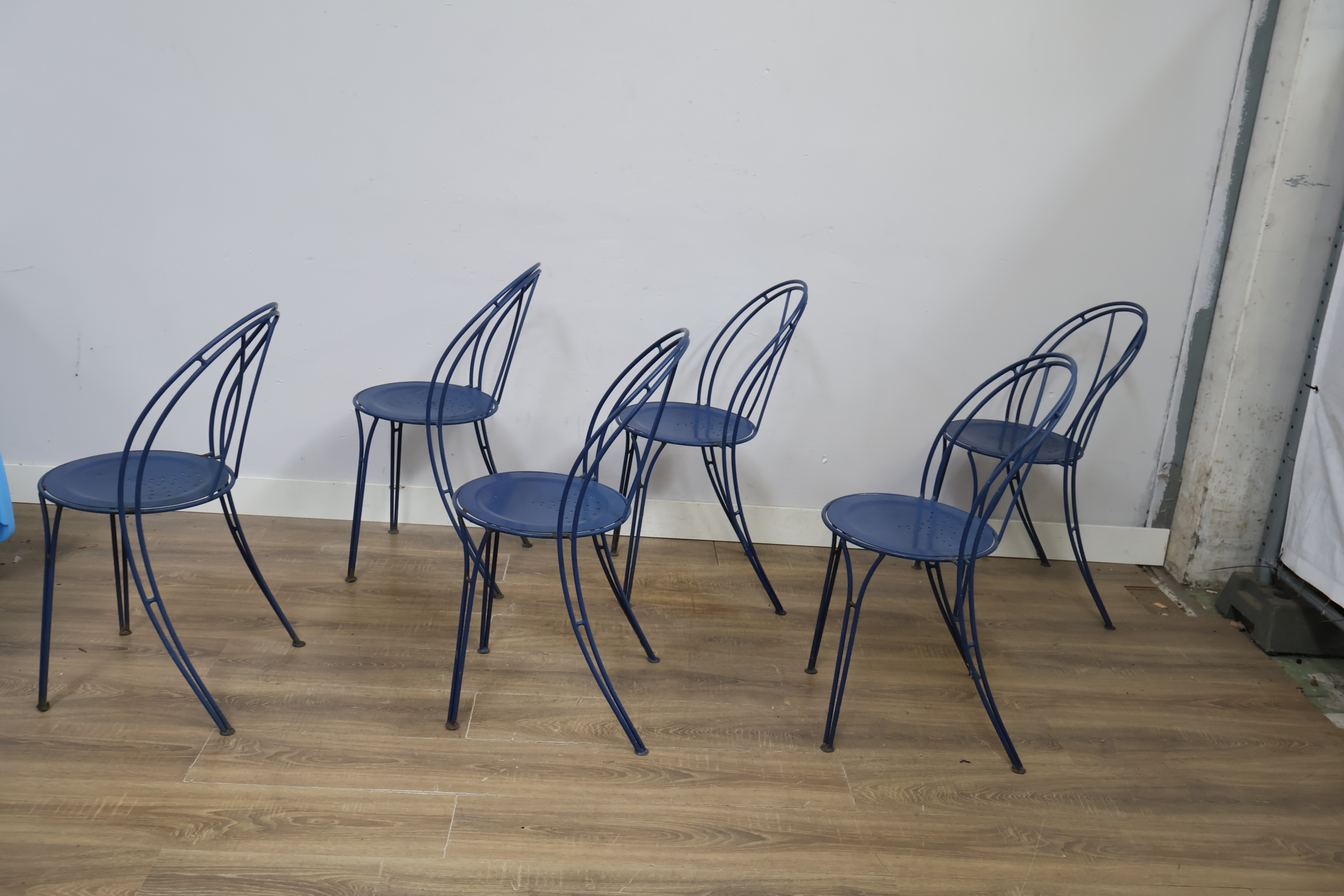 Set van 6 blauwe metalen stoelen – foto 7 – kavel bij GSD Auctions, Zoeterwoude
