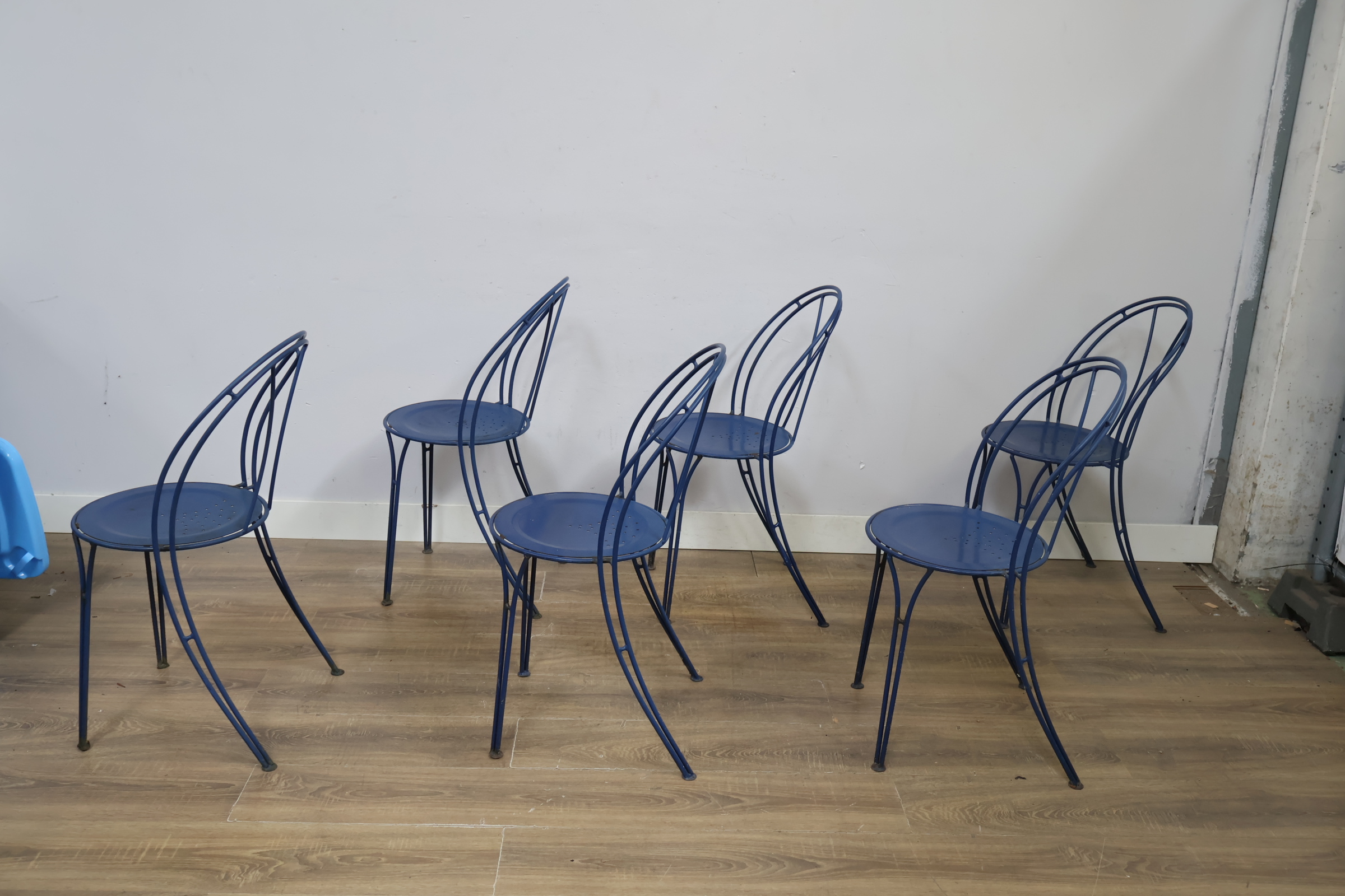 Set van 6 blauwe metalen stoelen – foto 8 – kavel bij GSD Auctions, Zoeterwoude