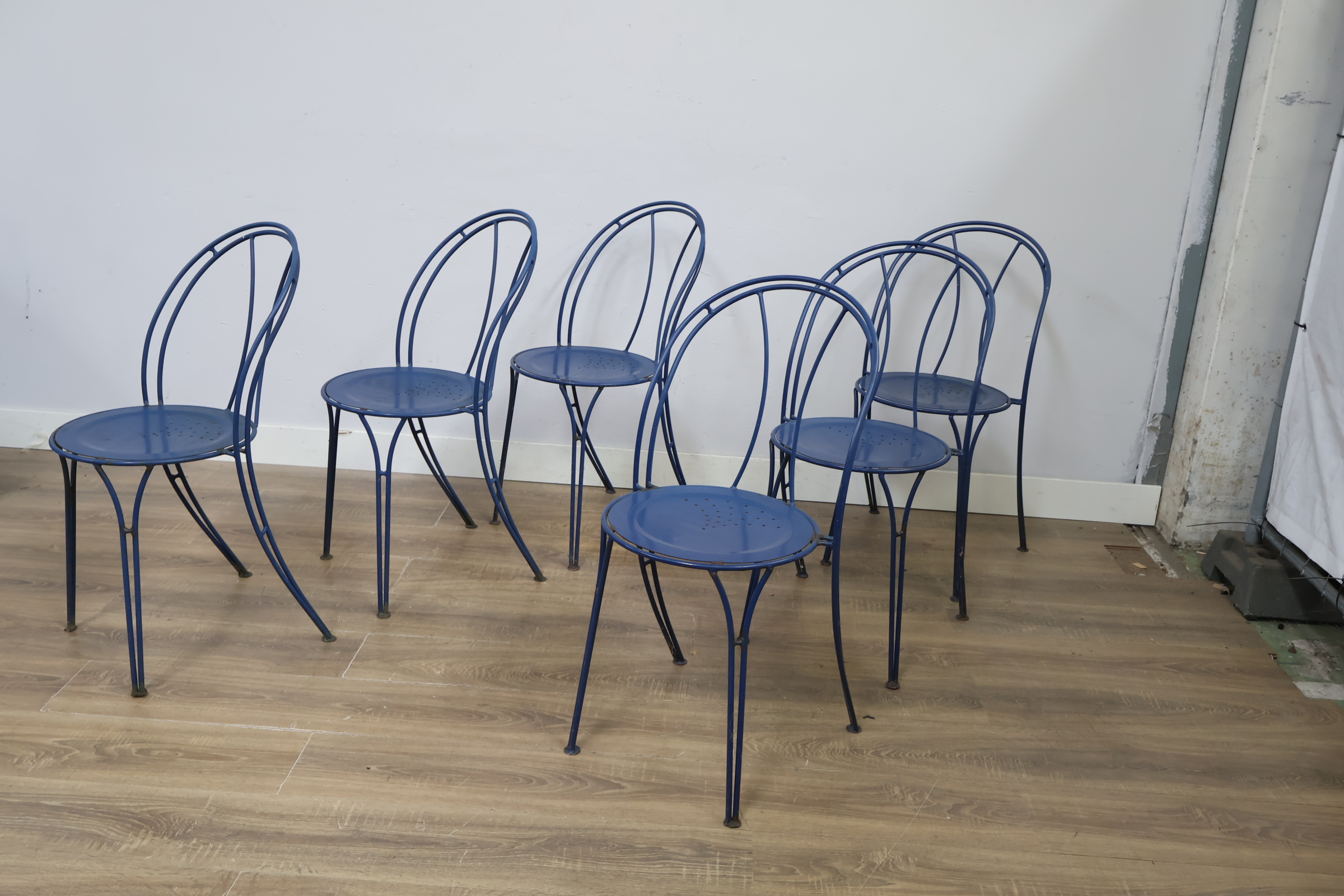 Set van 6 blauwe metalen stoelen – foto 9 – kavel bij GSD Auctions, Zoeterwoude