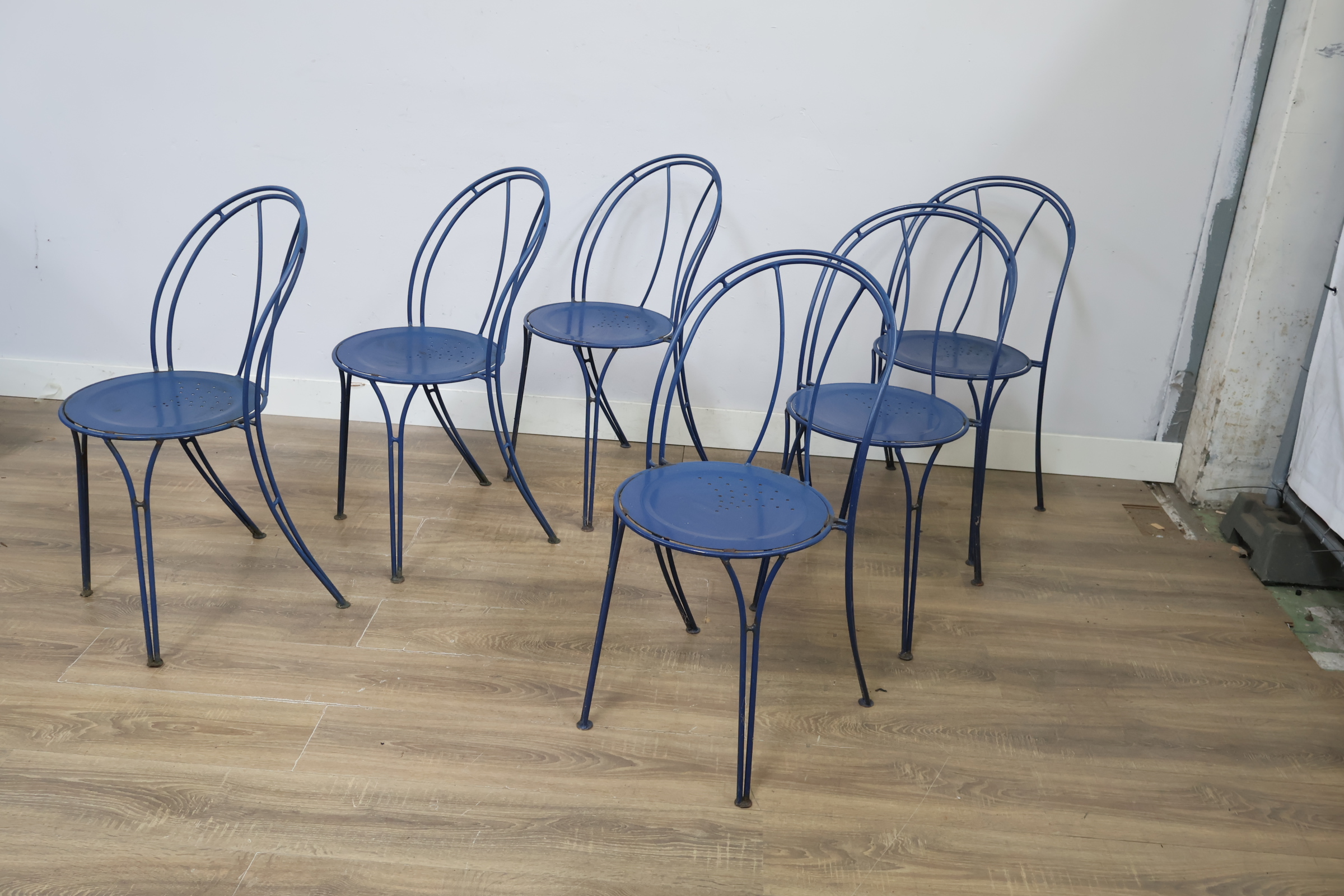 Set van 6 blauwe metalen stoelen – foto 10 – kavel bij GSD Auctions, Zoeterwoude