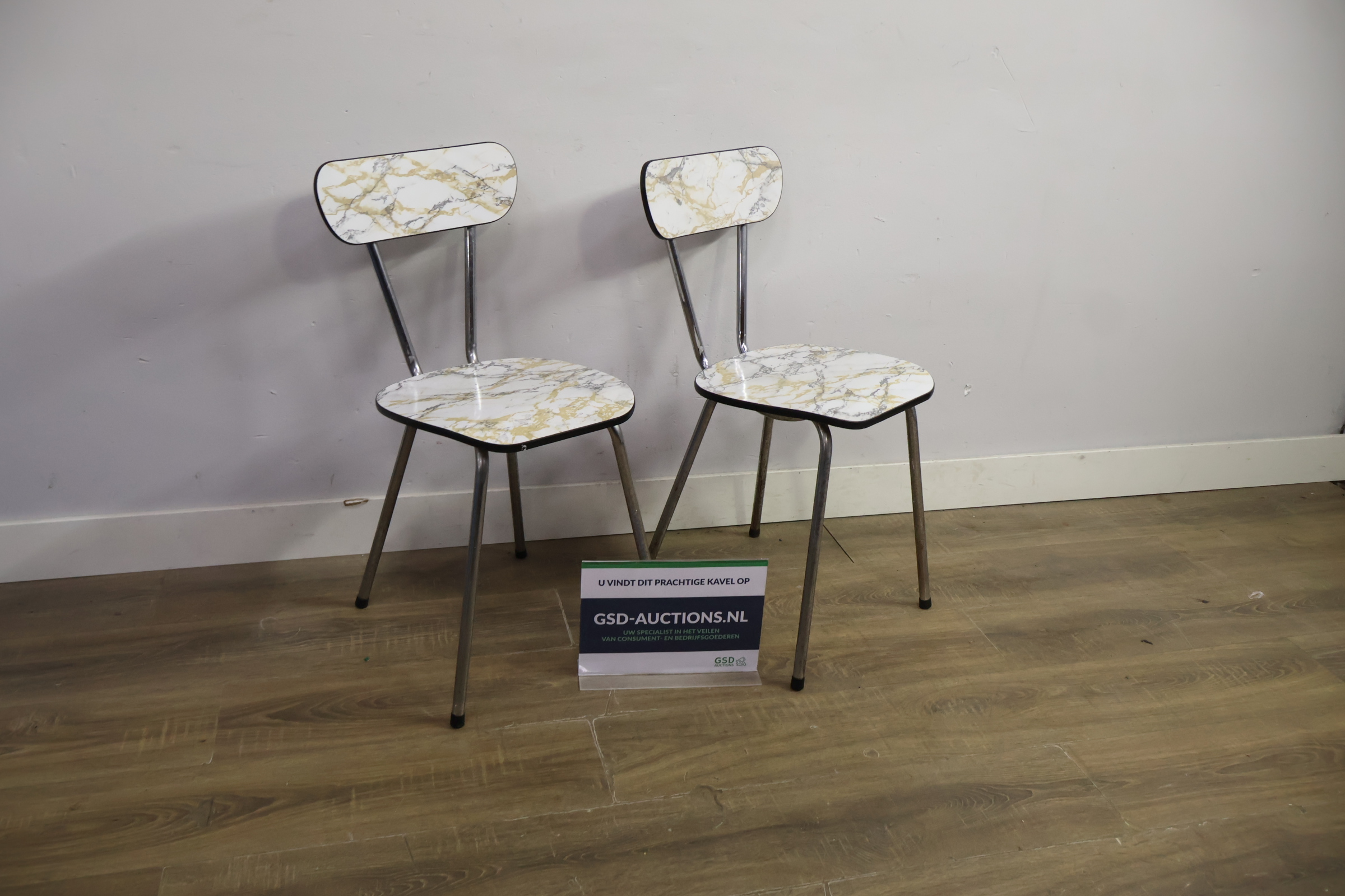 Set van 2 vintage stoelen met marmerlook zitting en rugleuning – foto 2 – kavel bij GSD Auctions, Zoeterwoude