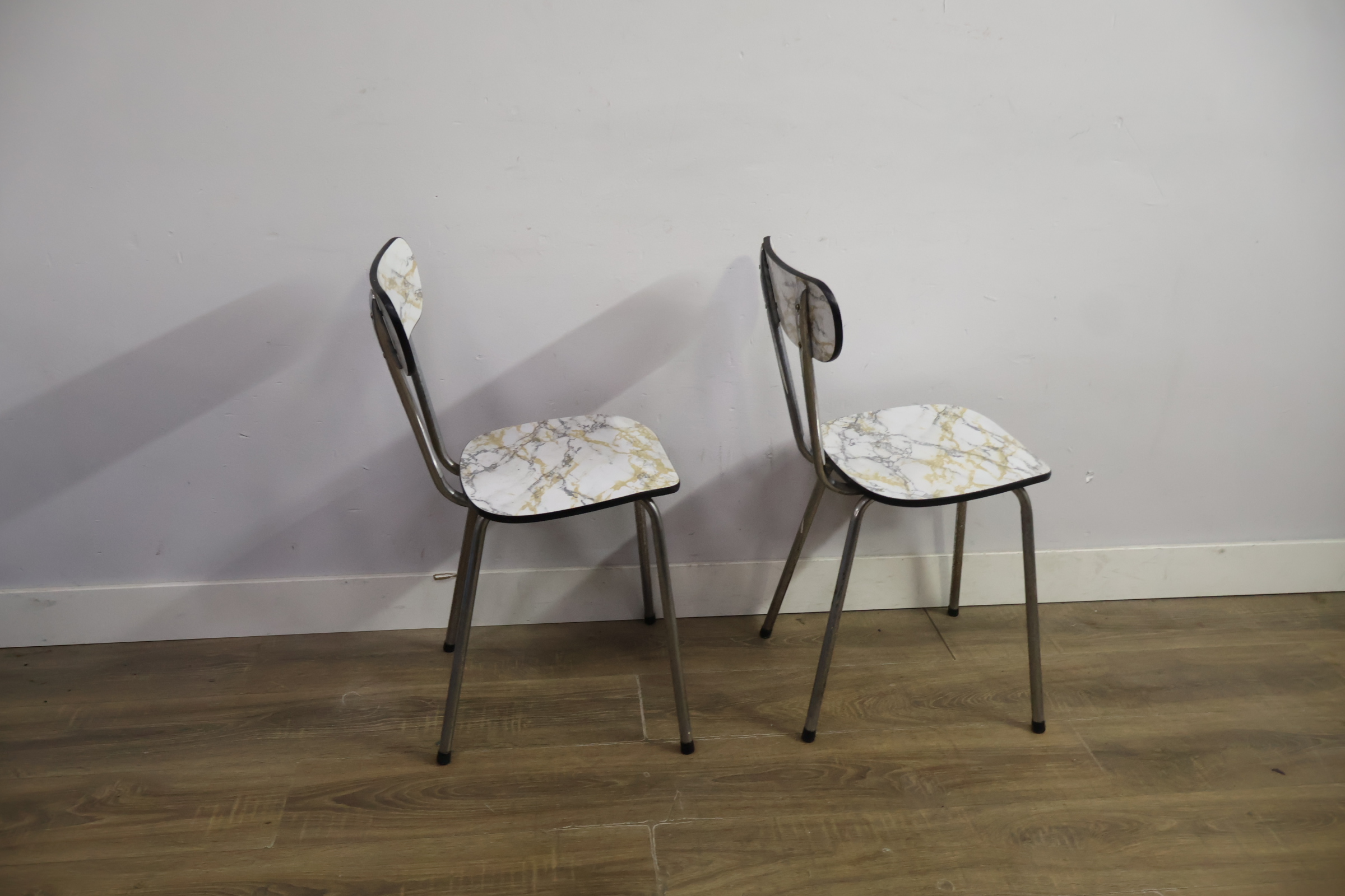 Set van 2 vintage stoelen met marmerlook zitting en rugleuning – foto 3 – kavel bij GSD Auctions, Zoeterwoude