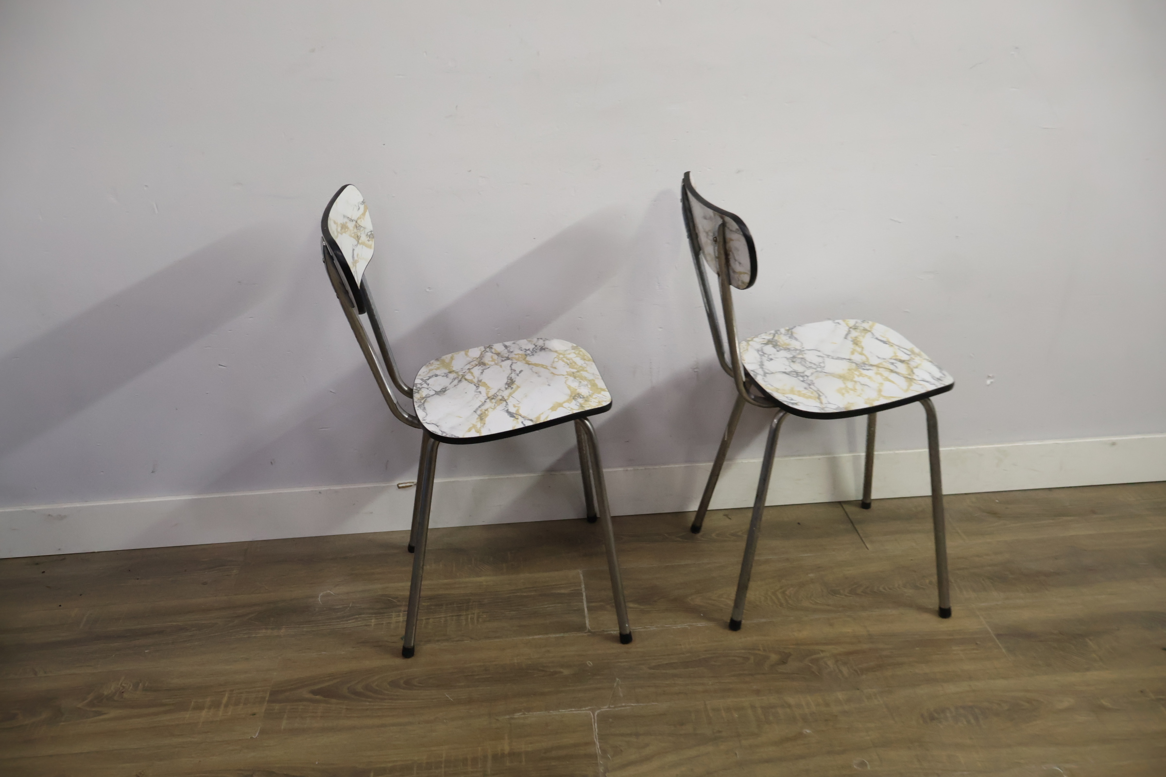 Set van 2 vintage stoelen met marmerlook zitting en rugleuning – foto 4 – kavel bij GSD Auctions, Zoeterwoude