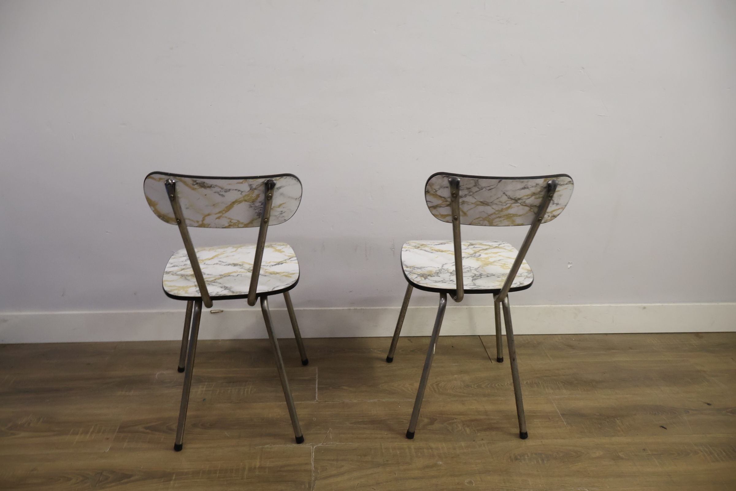 Set van 2 vintage stoelen met marmerlook zitting en rugleuning – foto 5 – kavel bij GSD Auctions, Zoeterwoude