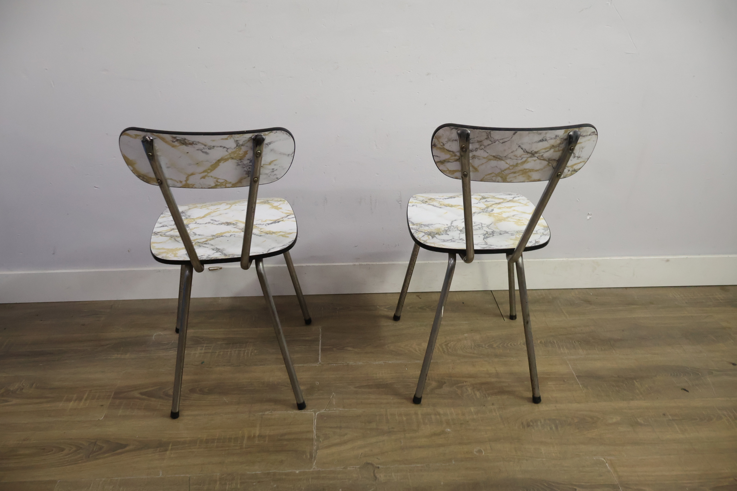 Set van 2 vintage stoelen met marmerlook zitting en rugleuning – foto 6 – kavel bij GSD Auctions, Zoeterwoude