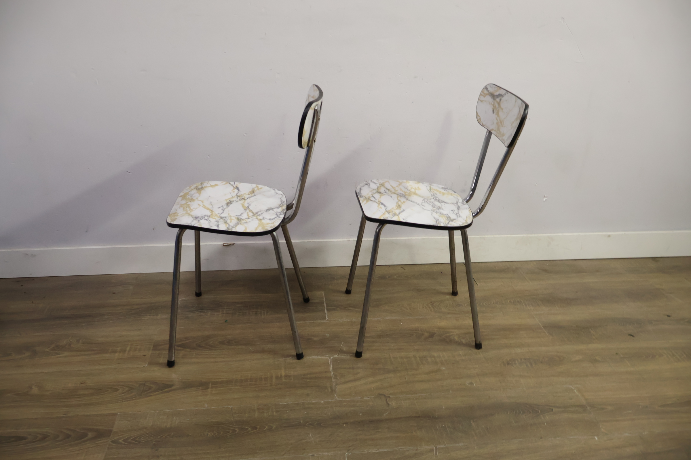 Set van 2 vintage stoelen met marmerlook zitting en rugleuning – foto 7 – kavel bij GSD Auctions, Zoeterwoude