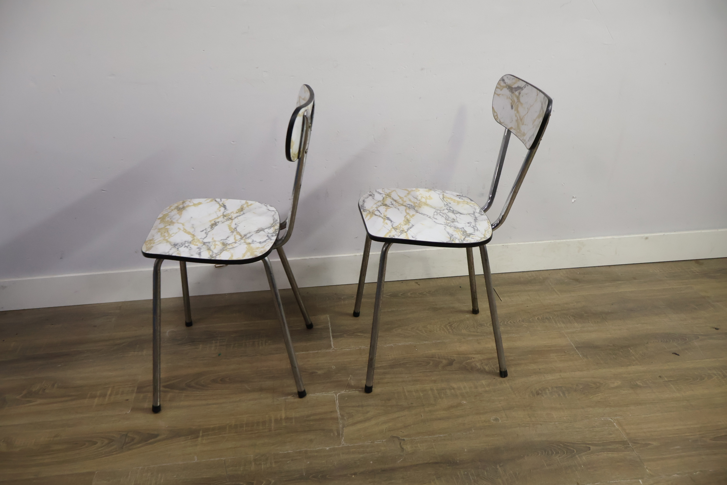 Set van 2 vintage stoelen met marmerlook zitting en rugleuning – foto 8 – kavel bij GSD Auctions, Zoeterwoude
