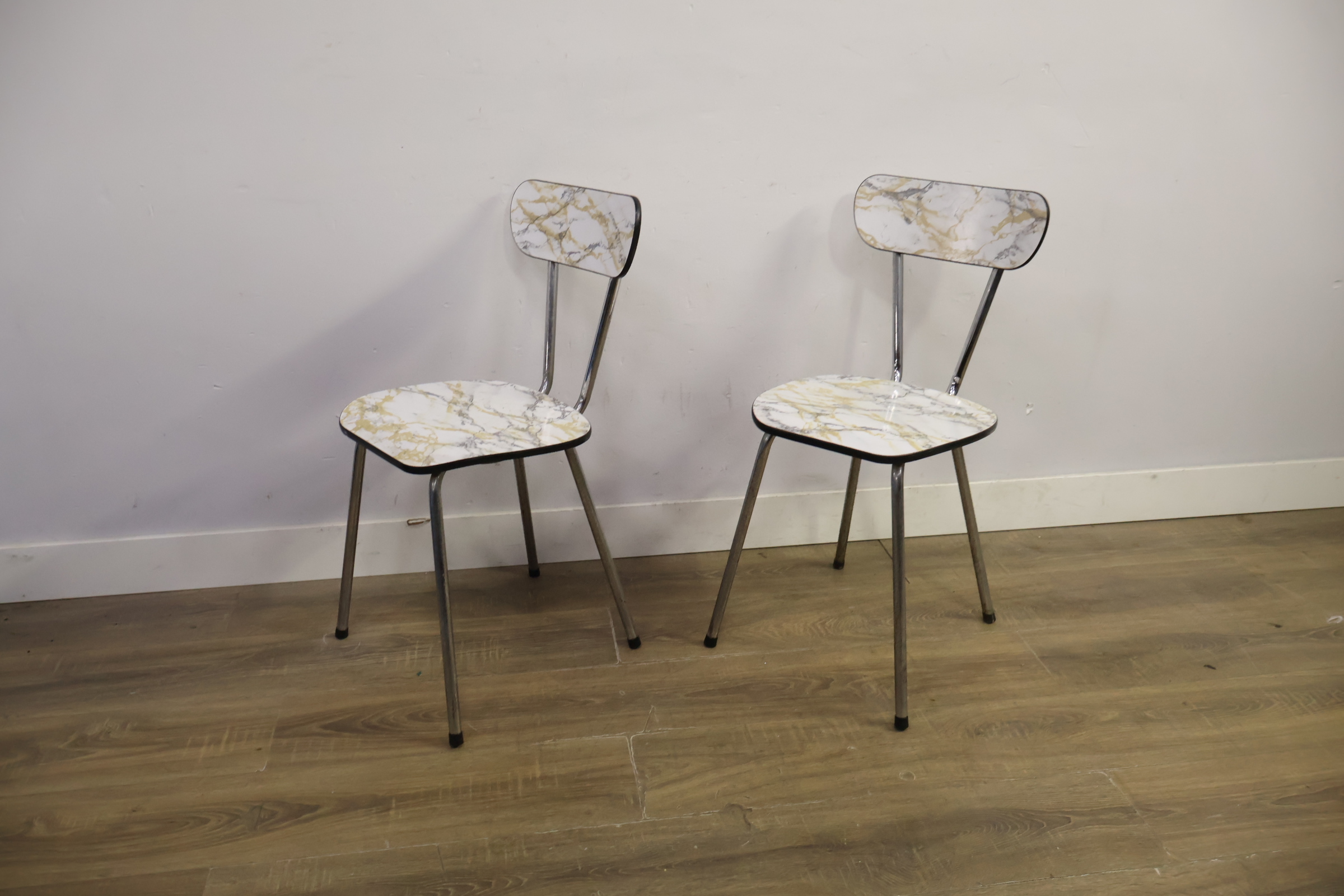 Set van 2 vintage stoelen met marmerlook zitting en rugleuning – foto 9 – kavel bij GSD Auctions, Zoeterwoude