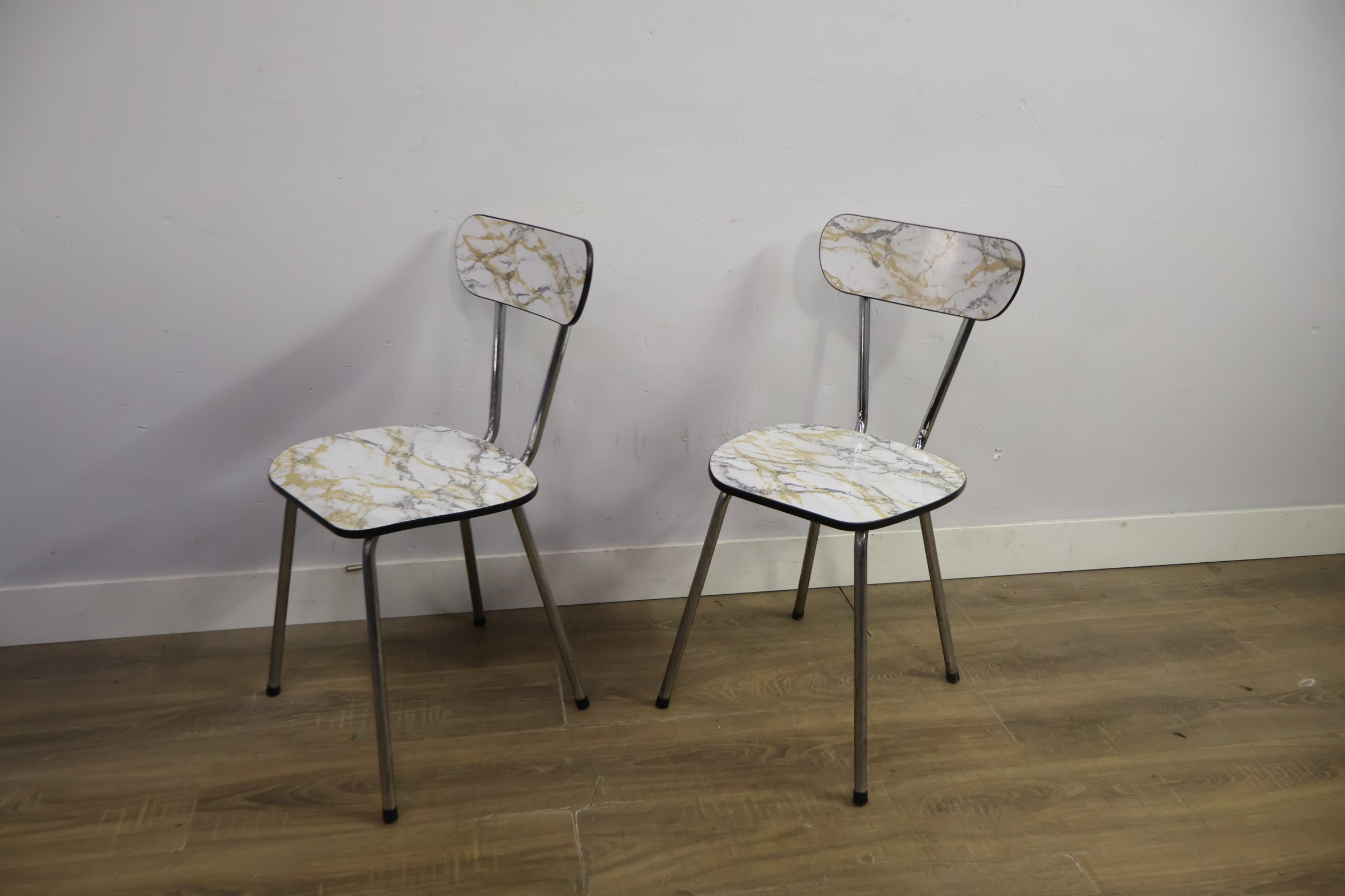Set van 2 vintage stoelen met marmerlook zitting en rugleuning – foto 10 – kavel bij GSD Auctions, Zoeterwoude