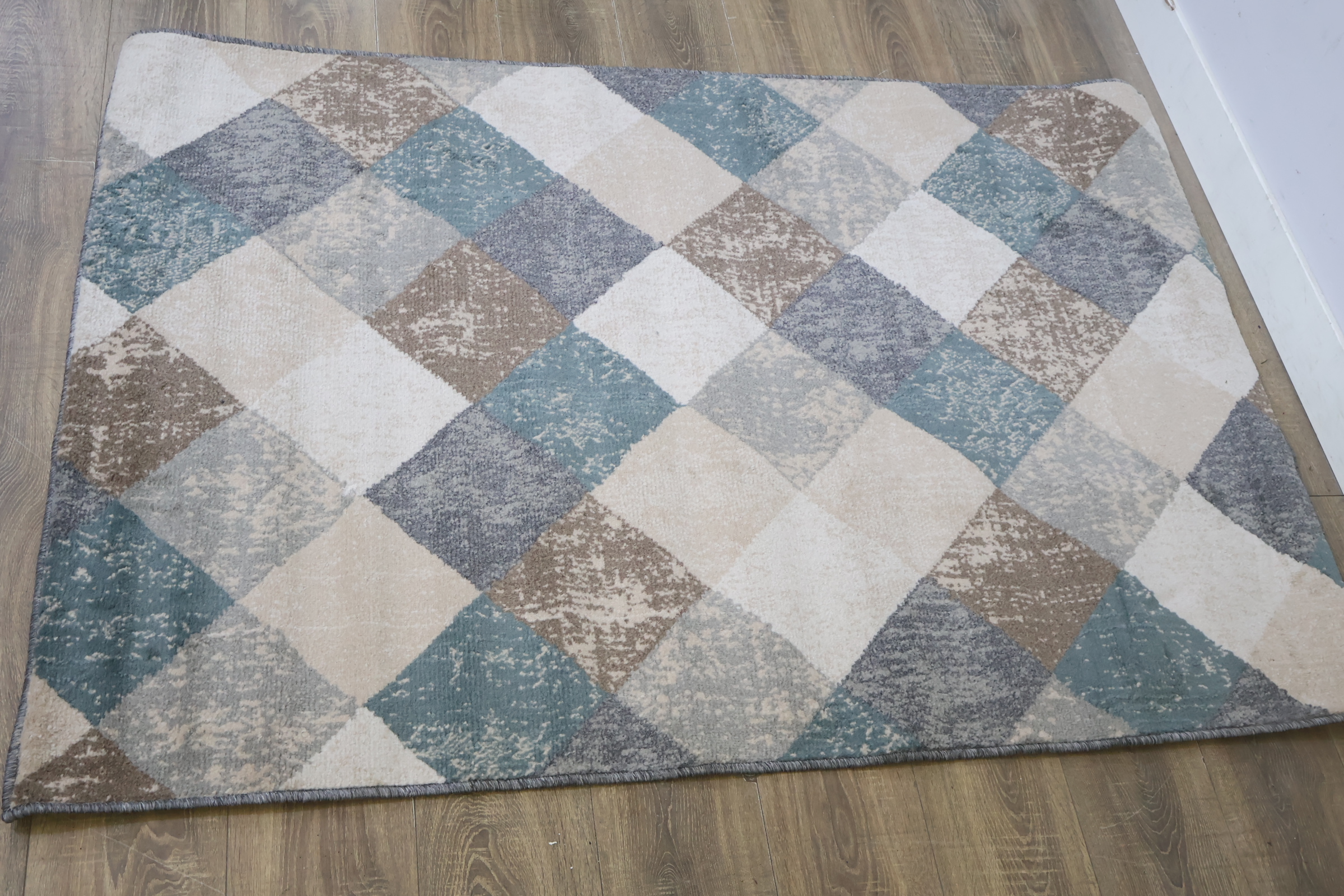 Vloerkleed met ruitpatroon – foto 4 – kavel bij GSD Auctions, Zoeterwoude
