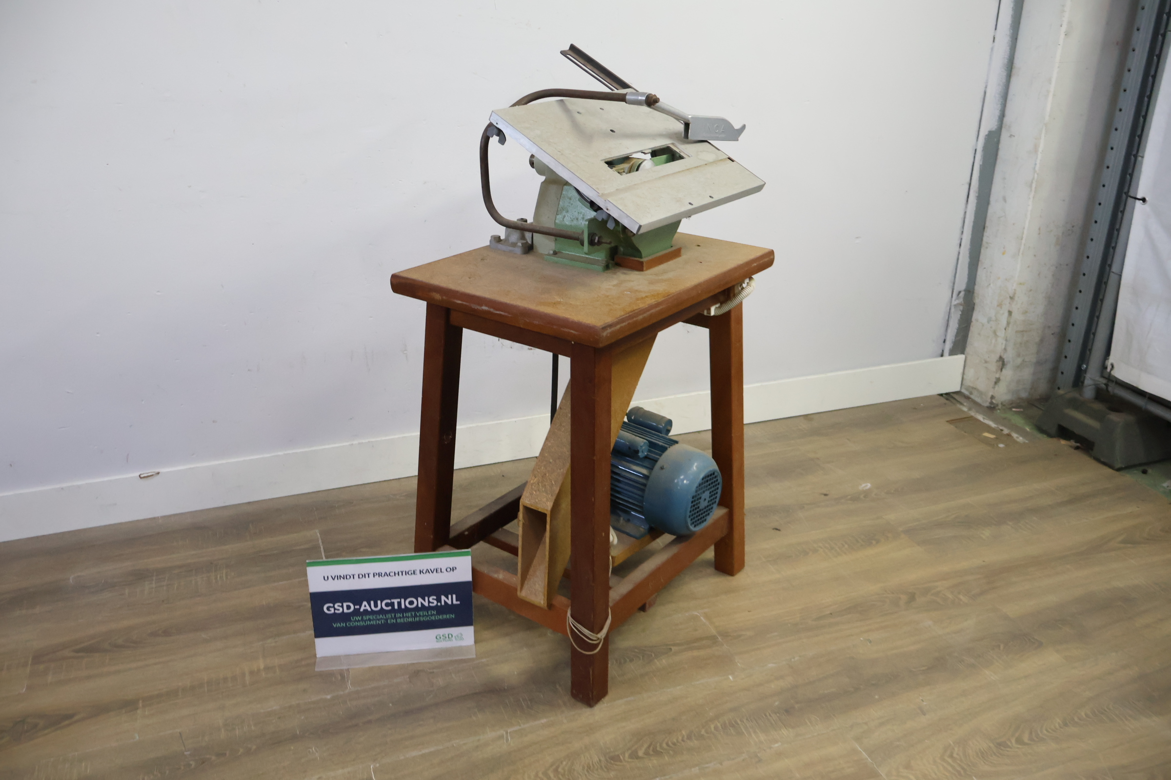 Tafelcirkelzaag met houten onderstel – foto 2 – kavel bij GSD Auctions, Zoeterwoude