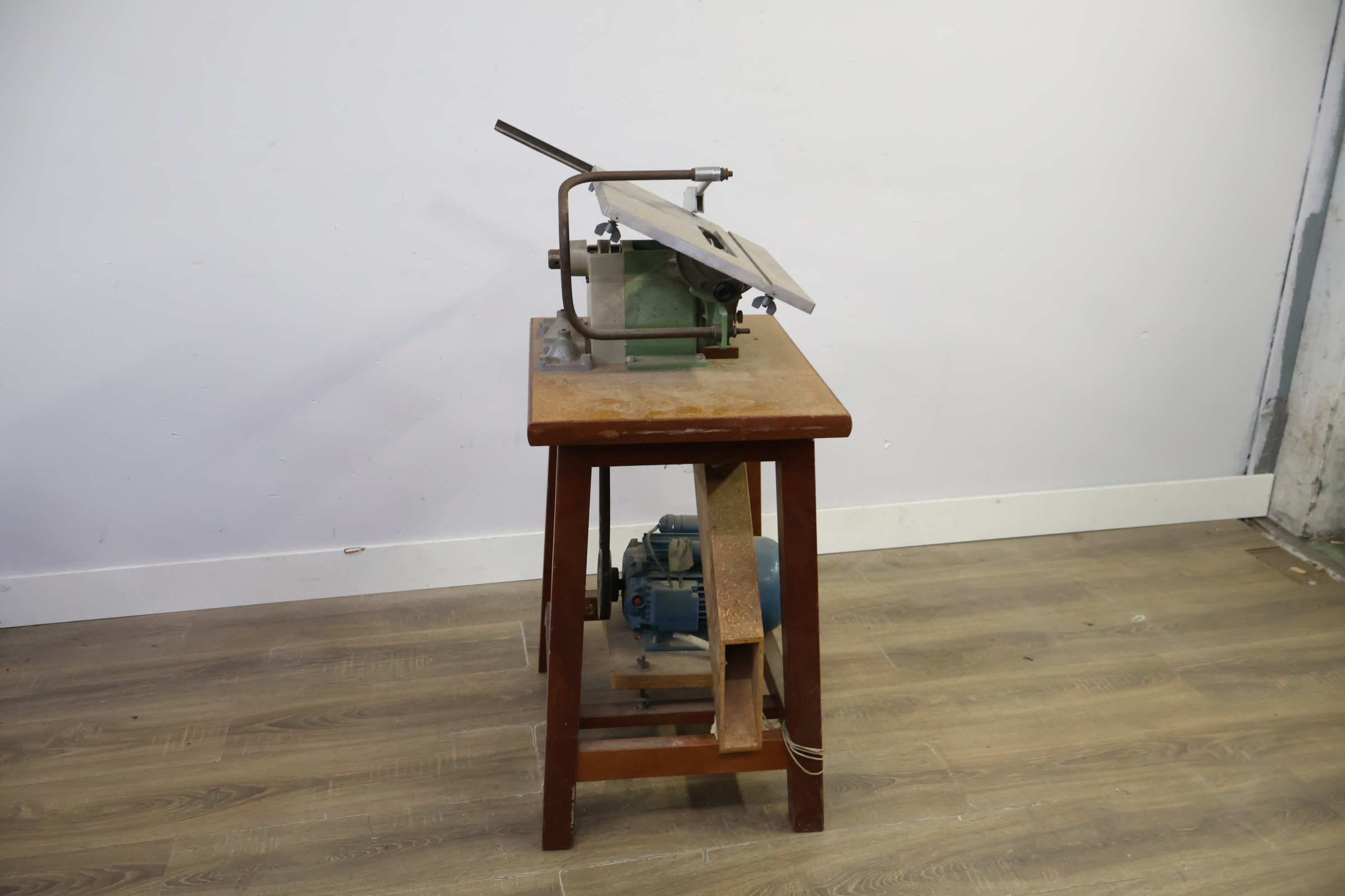 Tafelcirkelzaag met houten onderstel – foto 3 – kavel bij GSD Auctions, Zoeterwoude